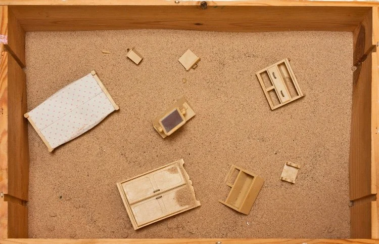 La Casa del Exilio, Sandbox assemblage with dollhouse furniture