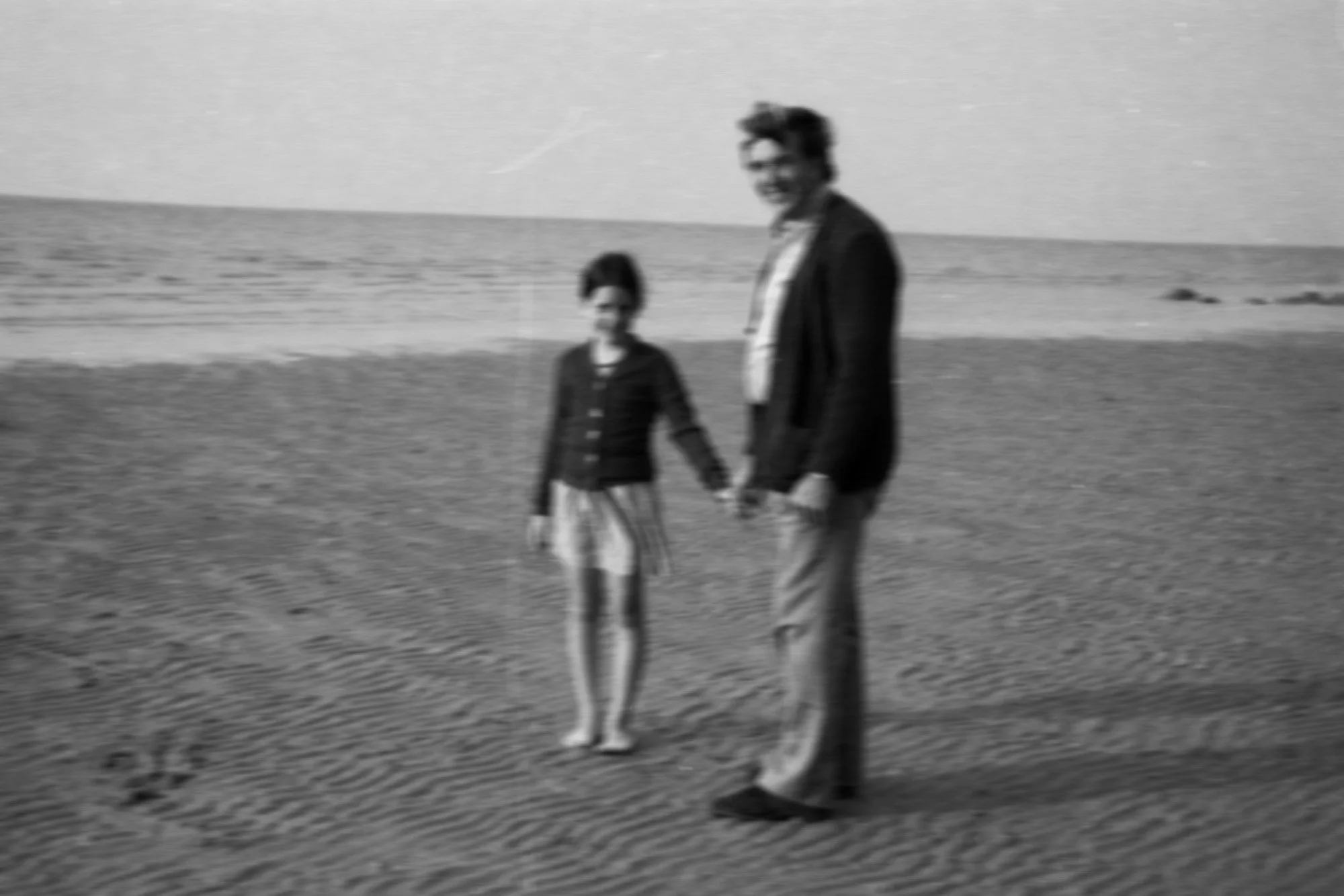 Tochter und Vater am Strand. 1978