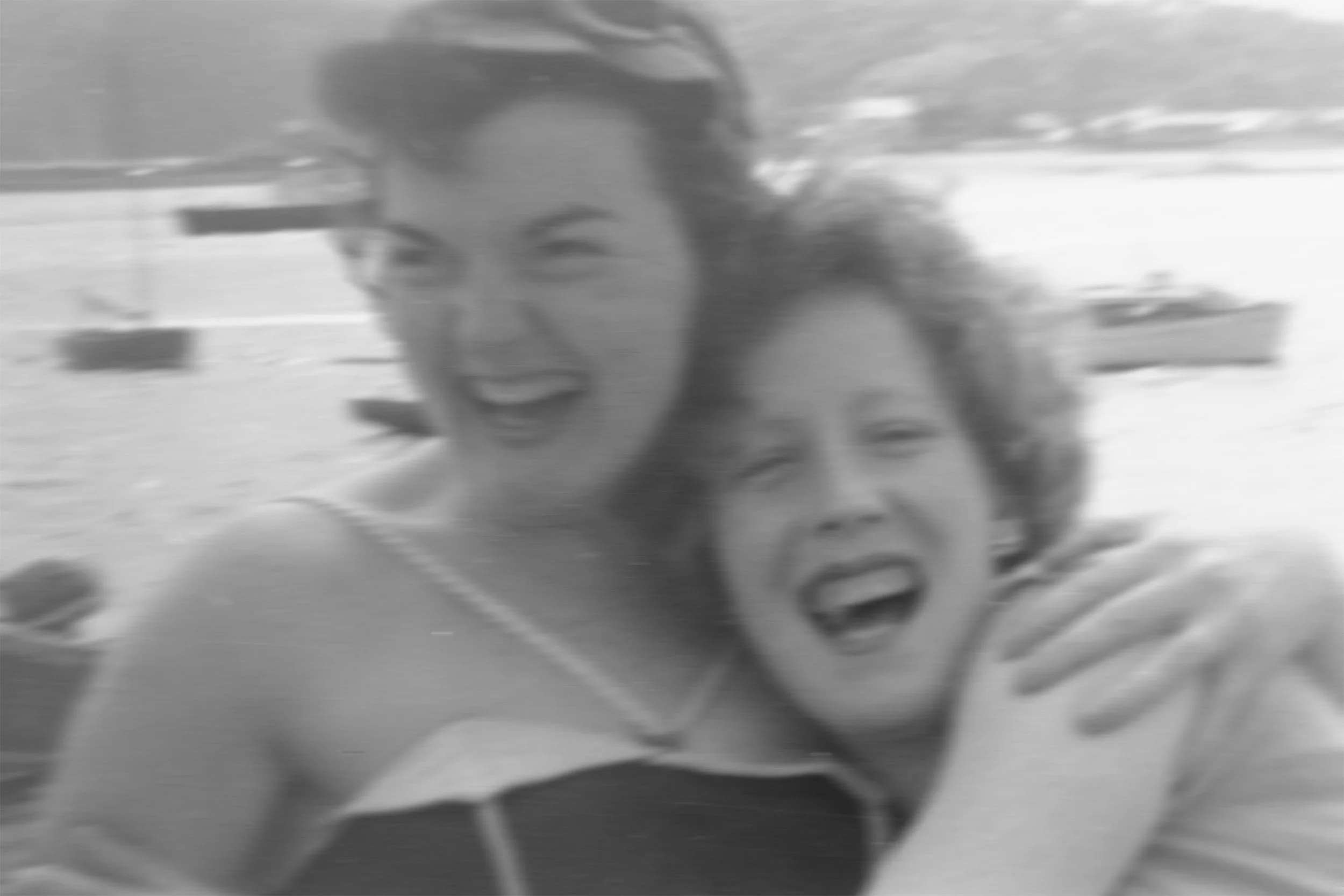 zwei lachende Frauen am Strand