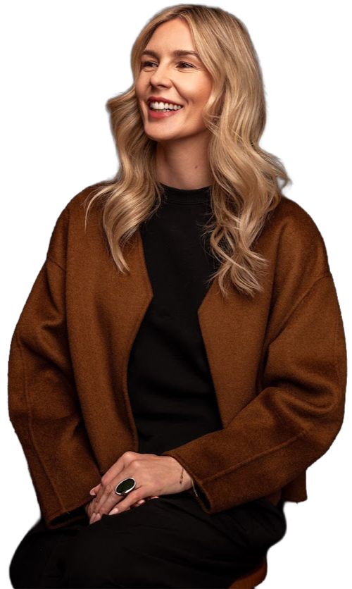 Caroline Middelsdorf, psychologist and podcast host, smiling in a brown coat