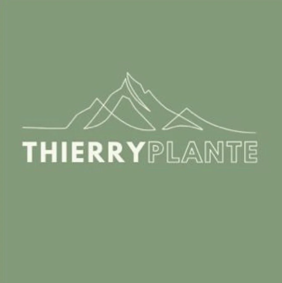 Logo vert avec un dessin de montagnes blanches et le texte 'THIERRY PLANTE' en blanc et vert.