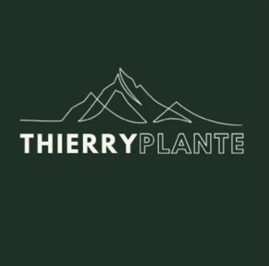 Logo vert avec dessin d'une montagne blanche et texte 'THIERRY PLANTE'