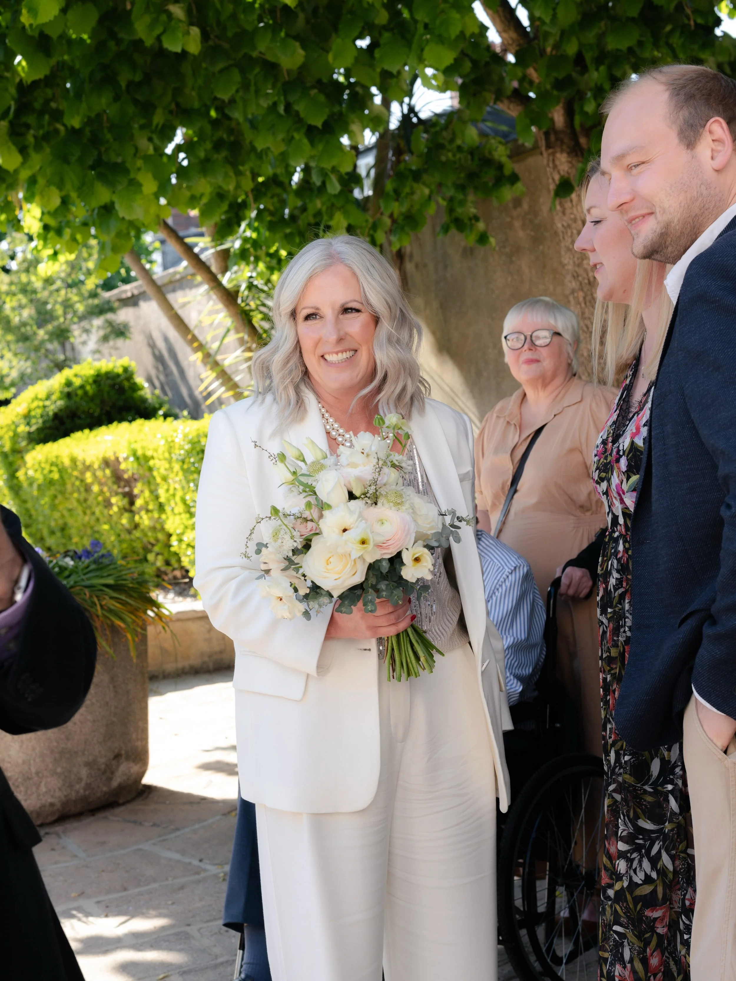Caroline &amp; Simon at Bilton House Harrogate. Surrounded by all their favourite people, just as it should be 🤍

Wedding Photographer | Harrogate Registry Office | Micro Wedding | Small Intimate Weddings