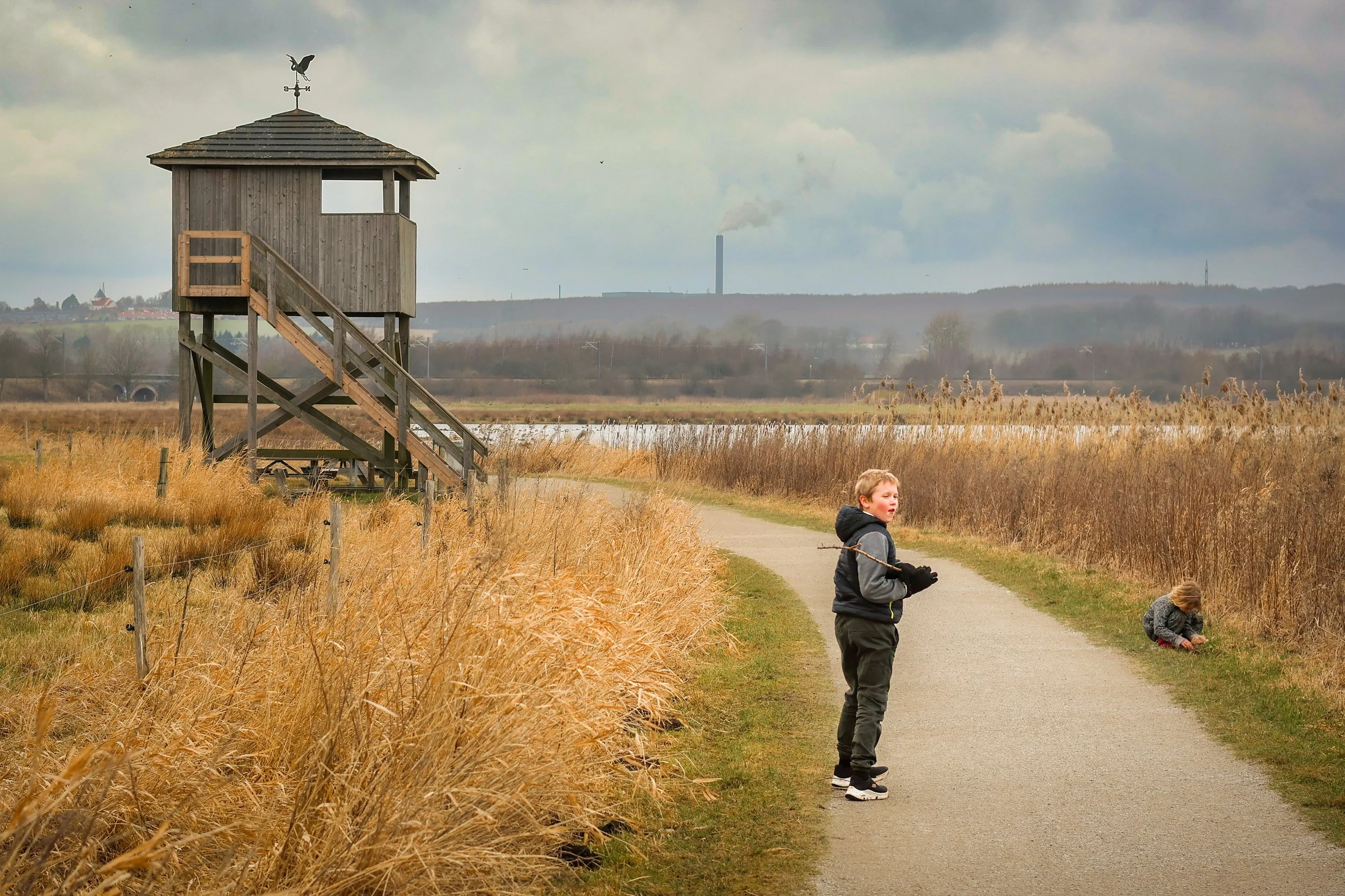 To børn på en sti rundt om Egå Engsø, i nærheden af et fugletårn