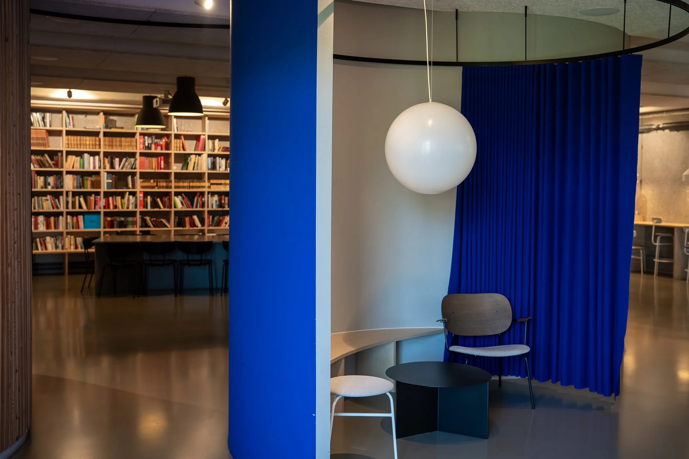 Bibliotek på Kirstinelund.med bøger på hylder i baggrunden.