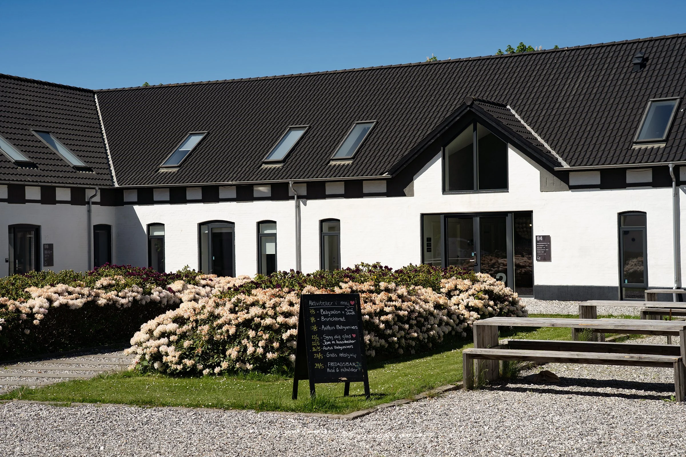Gårdspladsen foran gård caféen ved Kirstinelund