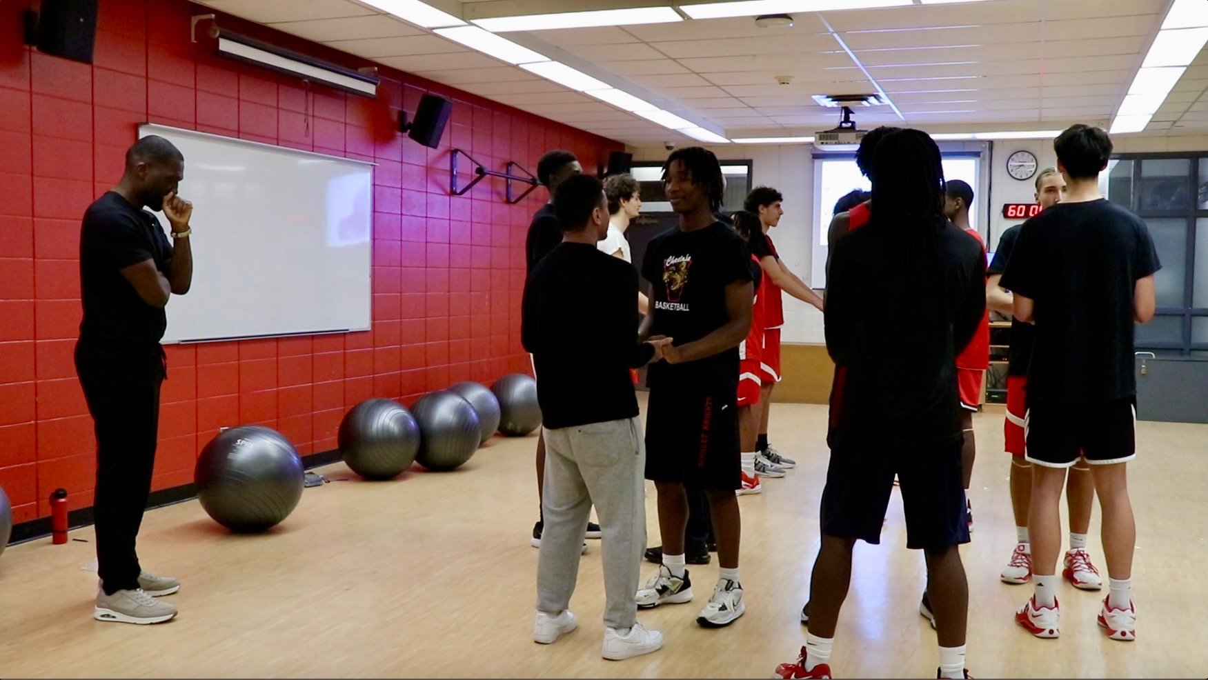 Steven Asei Dantoni Nkoué facilitating a reflection circle with Tango Bourges Basket players during a BANTU Sport Leadership residency.