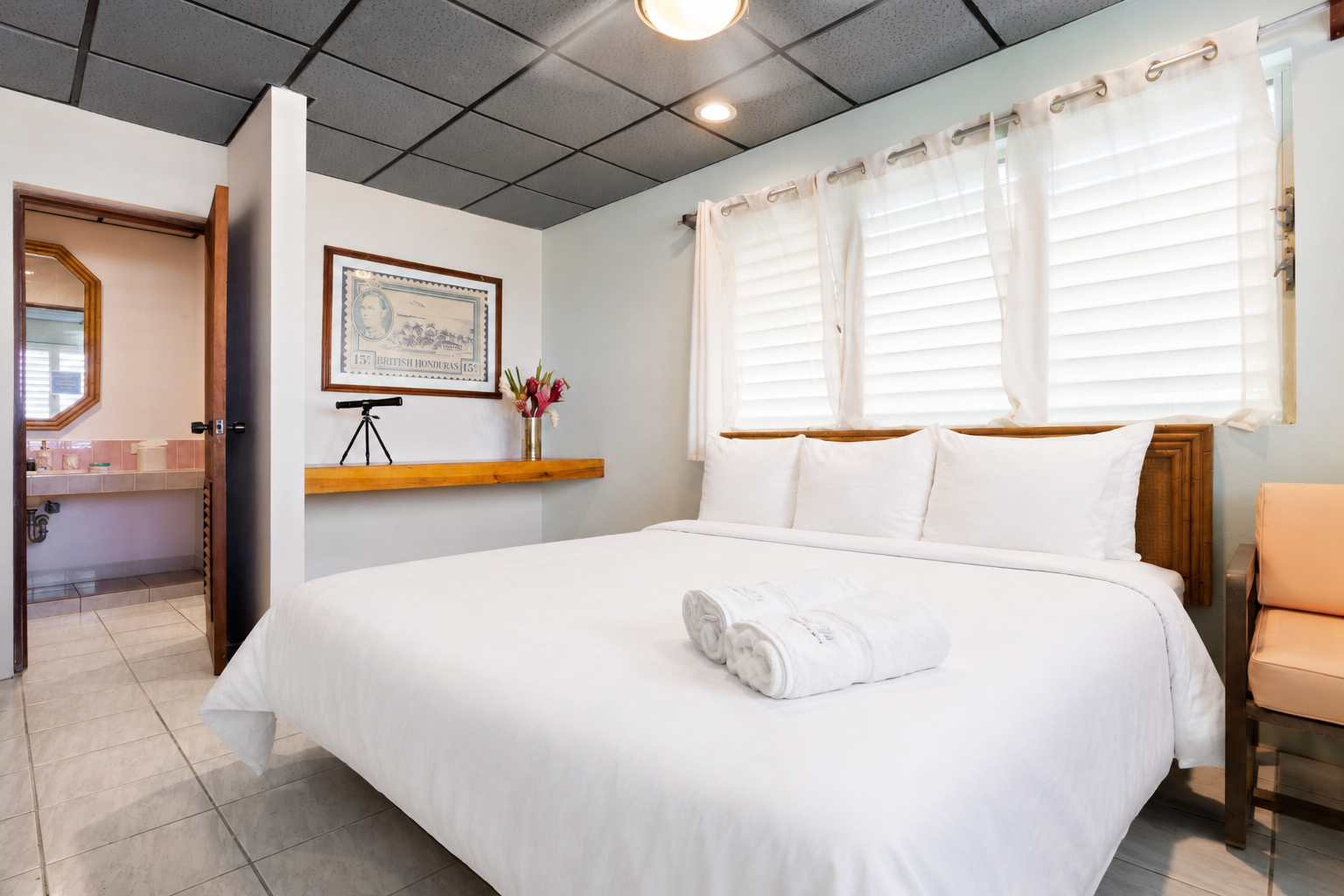 Ground Floor King Bed with Twin Day Bed and Private Bathroom