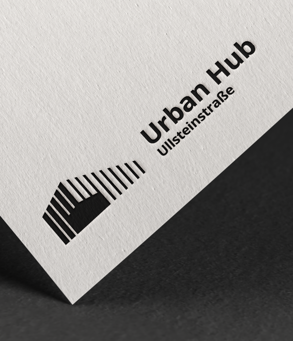 Nahaufnahme eines weißen Papiers mit schwarzem Barcode und schwarzem Text, der 'Urban Hub' und 'Ullsteinstraße' beschreibt.
