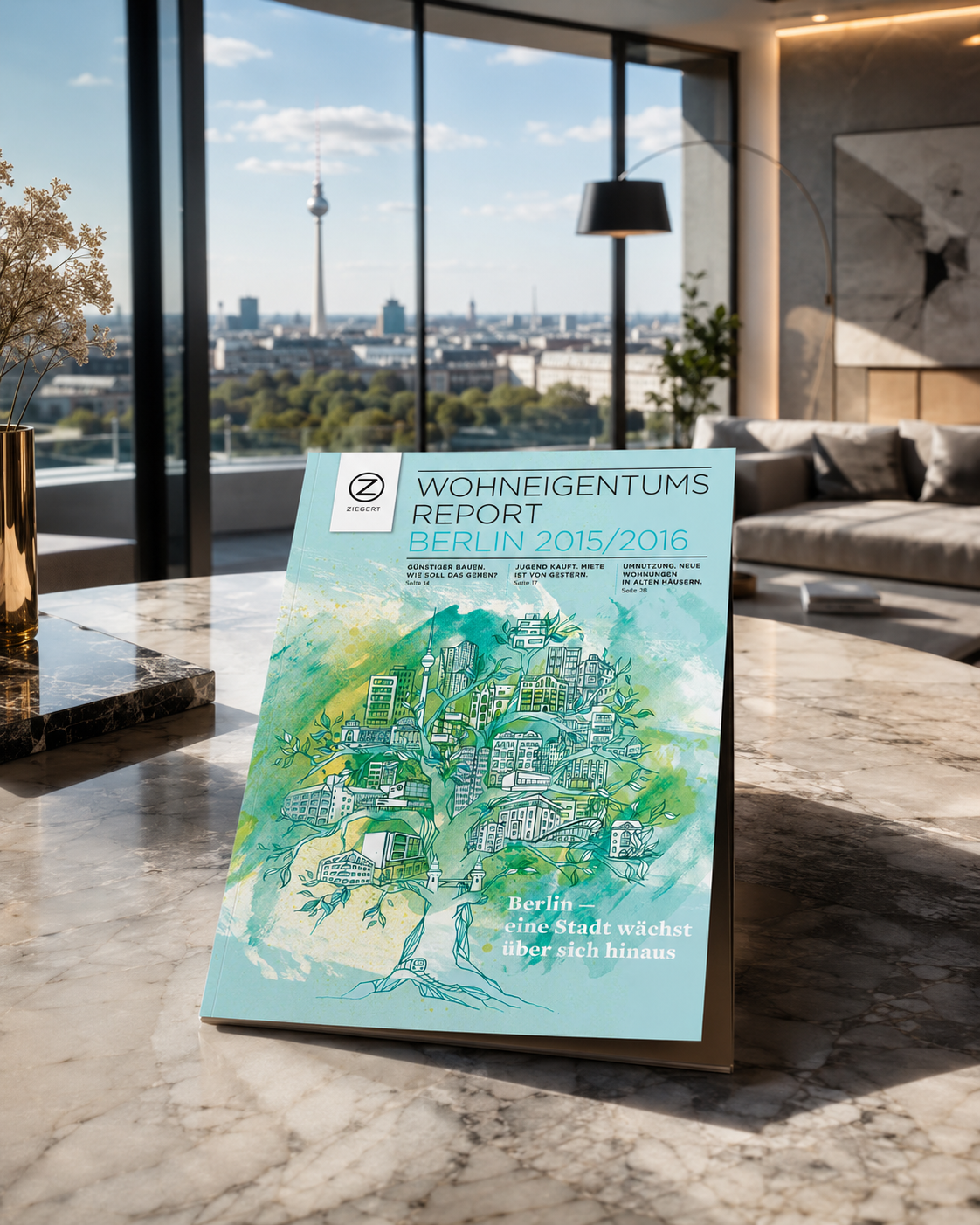 Der Bericht liegt auf einem Marmortisch in einem modernen Wohnzimmer mit Blick auf Berlin, er zeigt ein Cover mit einer Zeichnung eines Baumes, in dessen Ästen die Skyline Berlins mit bekannten Gebäuden und Türmen sich befindet.