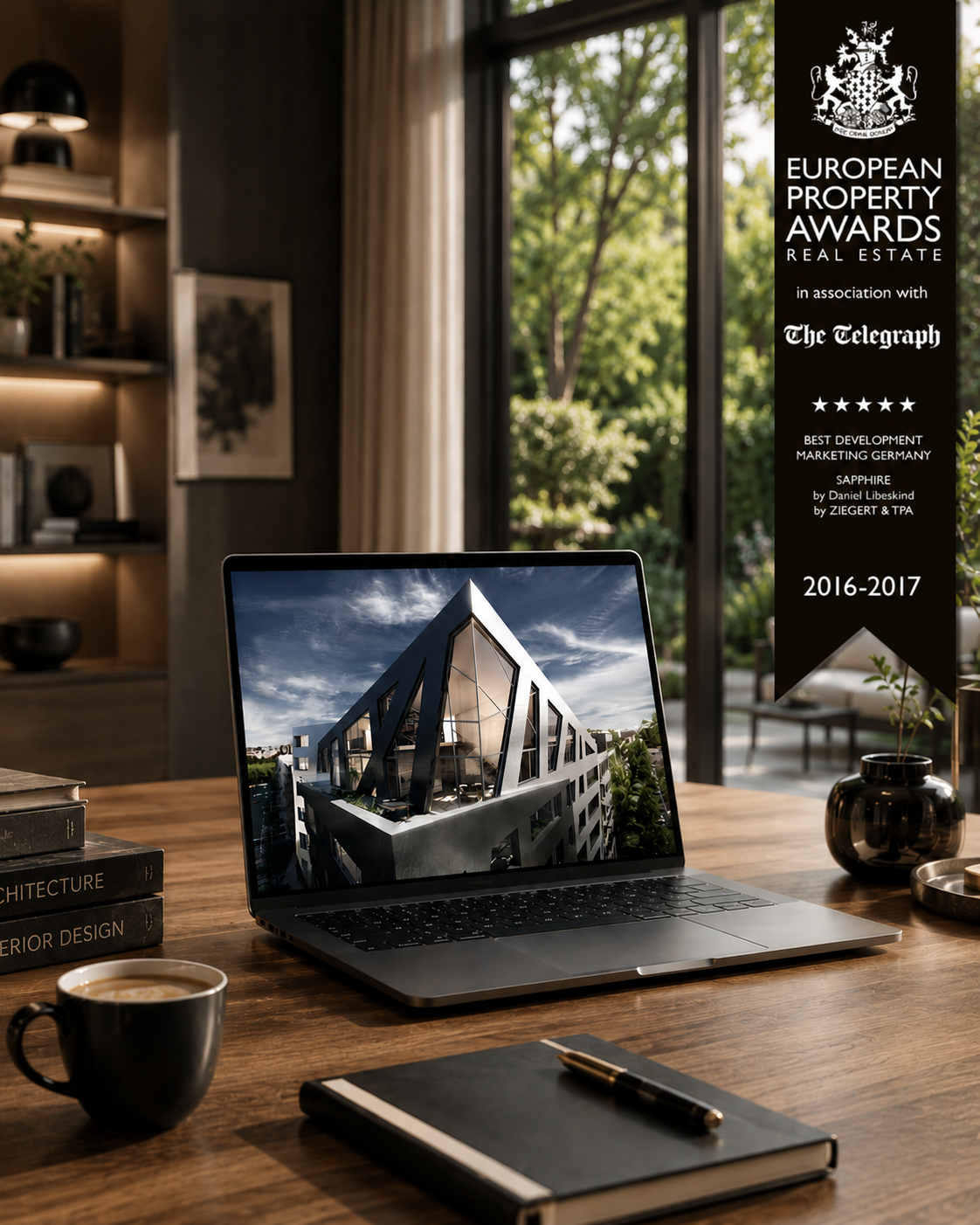 Ein moderner Arbeitsbereich mit einem Laptop, einem Notizbuch, einem Stift, einer Tasse Kaffee, einer Pflanze und einem Bücherstapel. Im Hintergrund sind große Fenster mit Blick ins Grüne, ein Regal mit Dekorationsobjekten, und ein Banner über die Auszeichnung für ein Architekturprojekt.