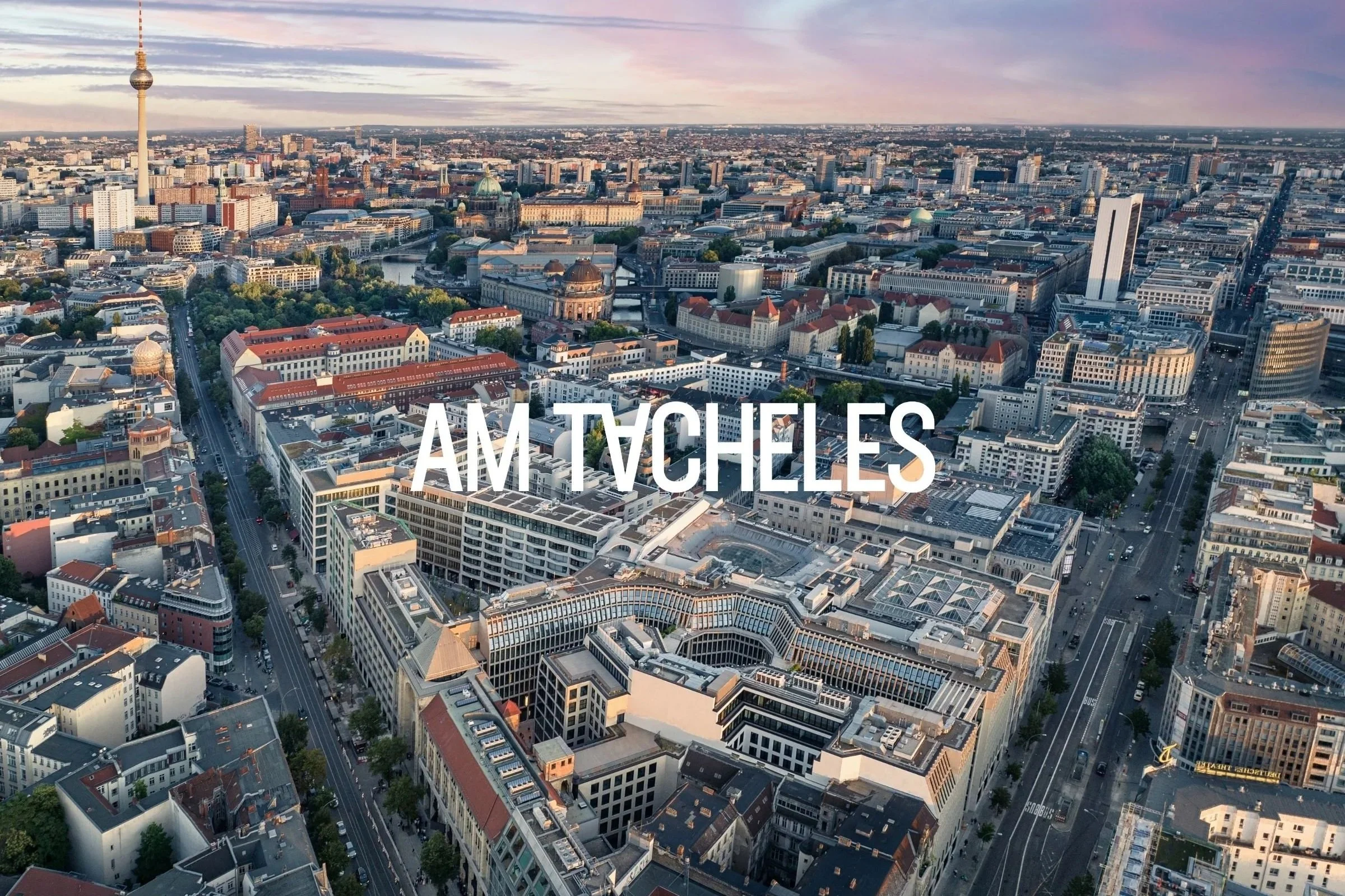 Luftaufnahme der Stadt Berlin mit Fernsehturm, Brücken, Flüssen und zahlreichen Gebäuden, bei Sonnenuntergang