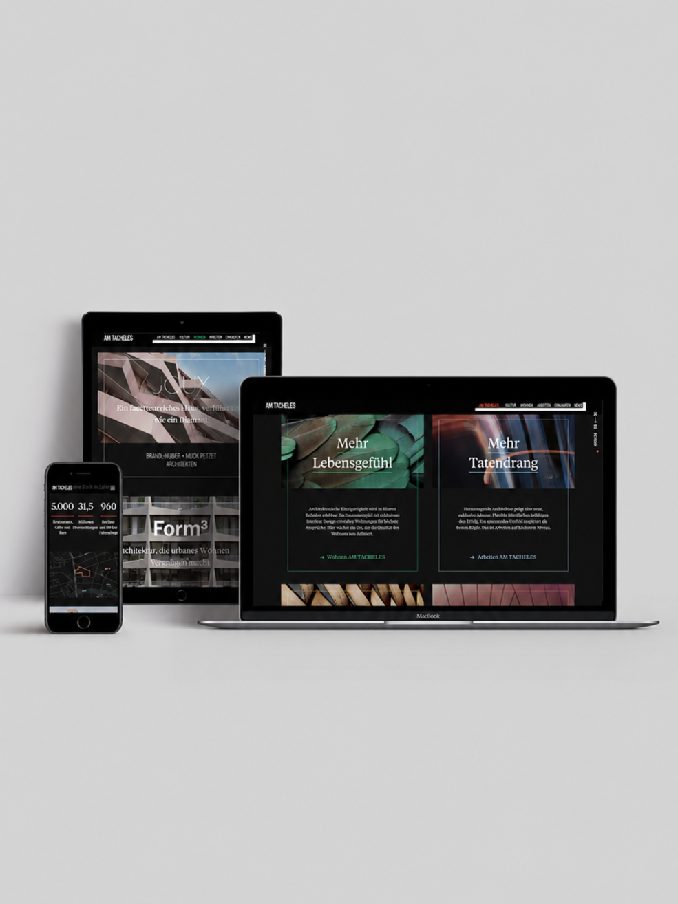 Mehrere digitale Geräte, darunter ein Smartphone, ein Tablet und ein Laptop, die verschiedene Webseiten mit modernen, dunklen Designs anzeigen.