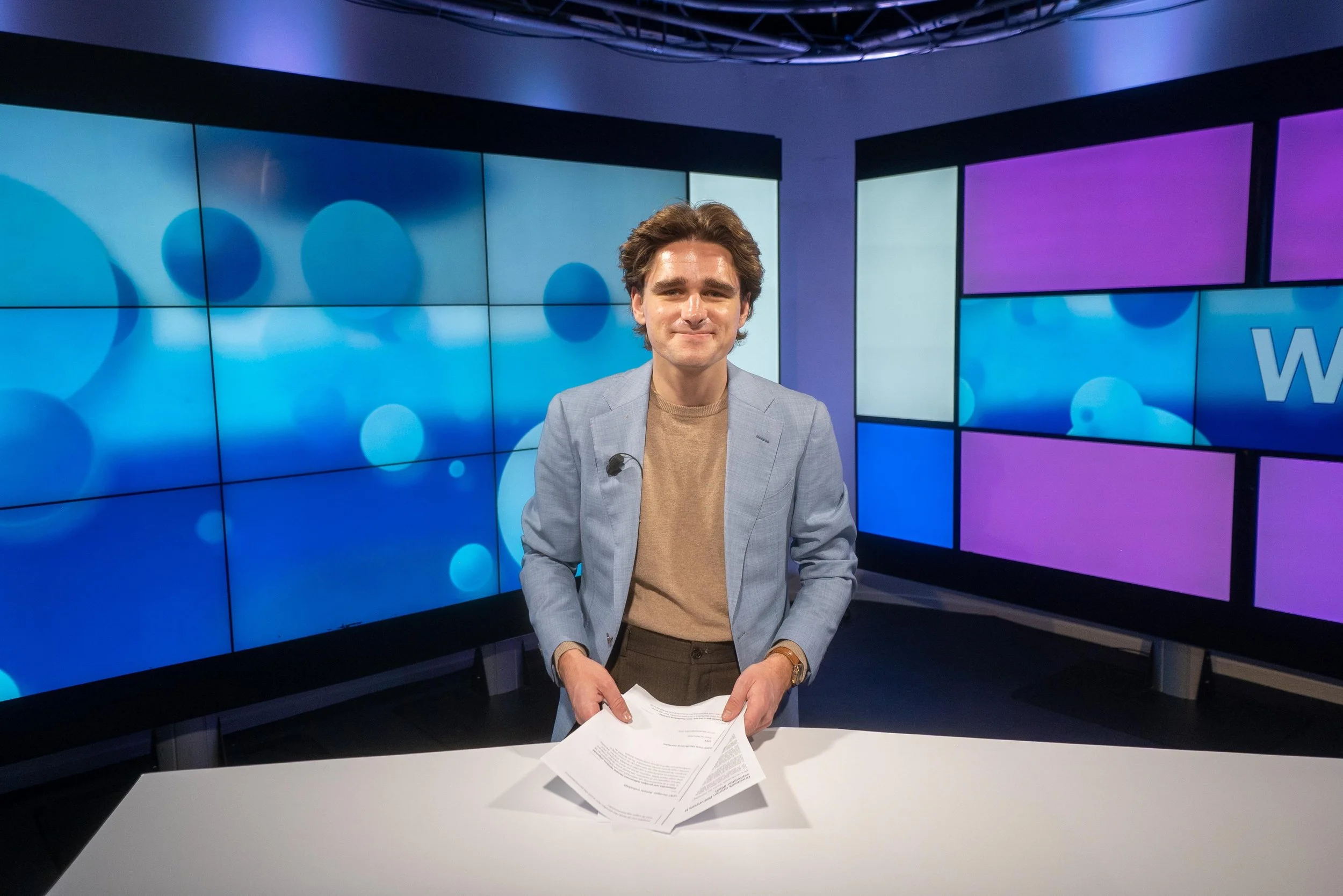 Pim Cléber in een nieuwsstudio