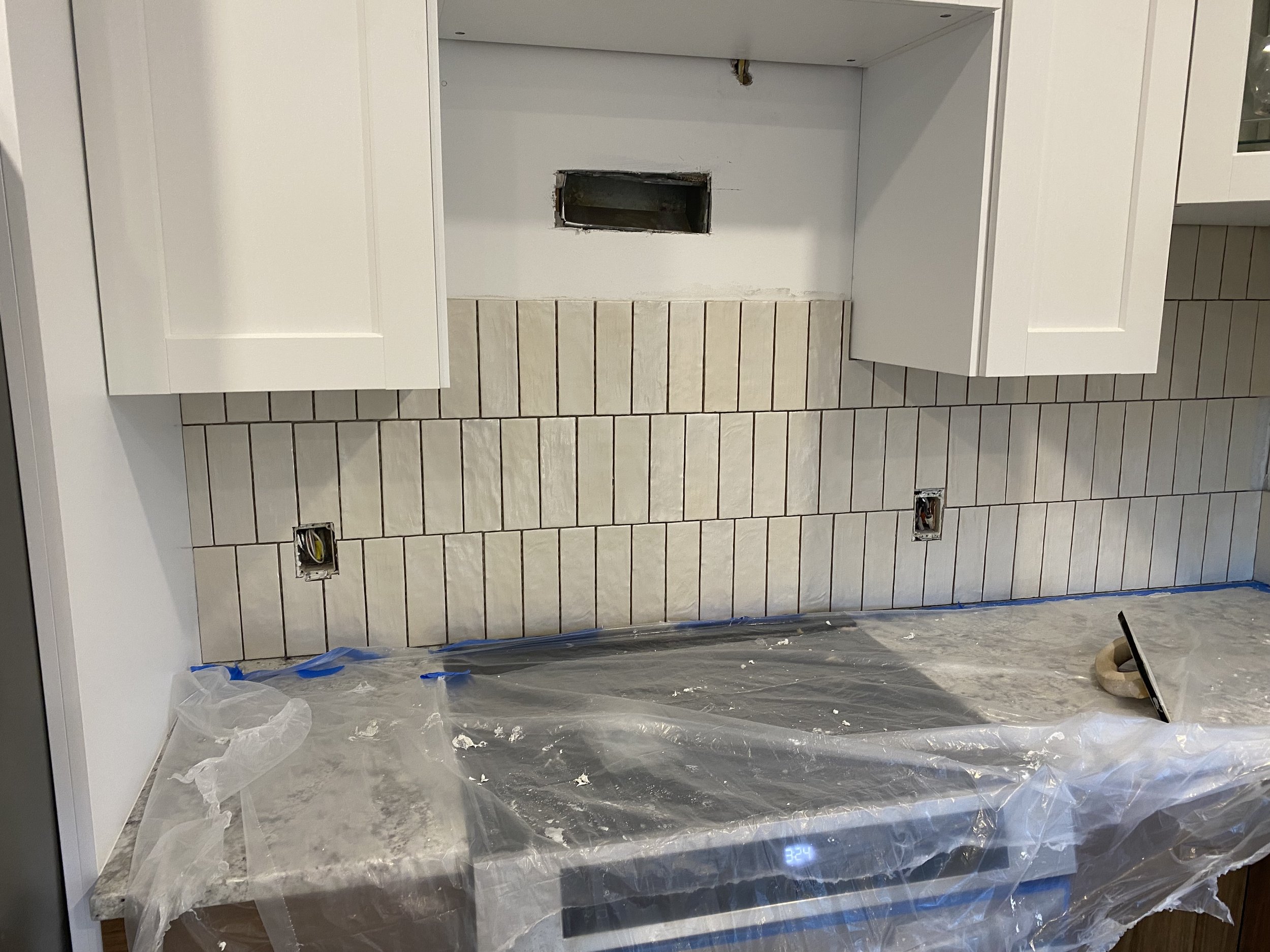 Professional kitchen backsplash installation in New Jersey. Ceramic, porcelain, marble and mosaic tile with precise installation and clean finishes design build