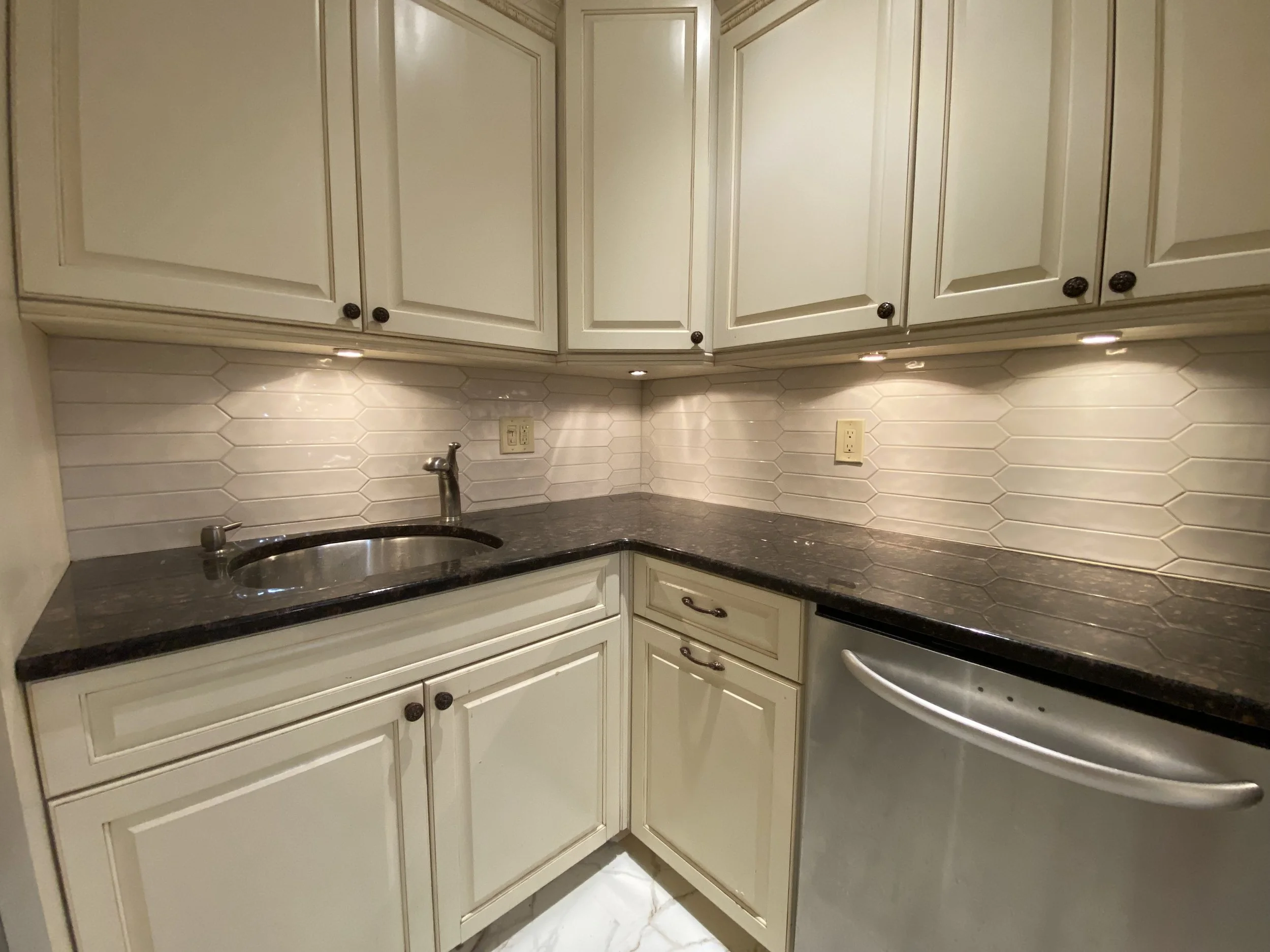 Professional kitchen backsplash installation in New Jersey. Ceramic, porcelain, marble and mosaic tile with precise installation and clean finishes design build
