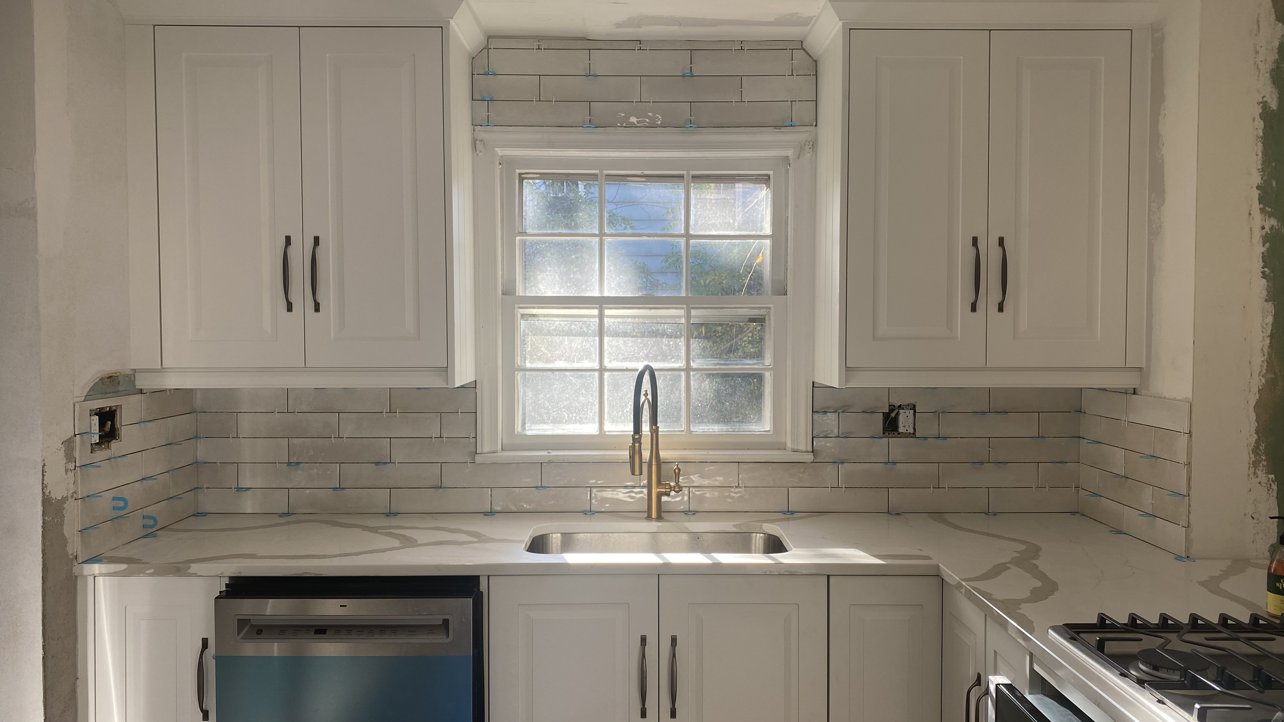 Professional tile installation in New Jersey. Ceramic, porcelain, marble and natural stone for bathrooms, kitchens, floors, backsplashes and fireplaces. Licensed & insured. free estimates