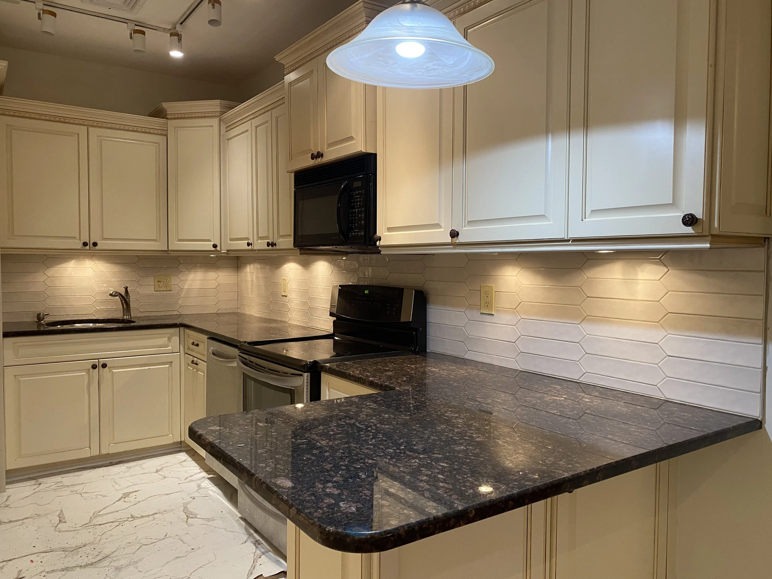 Professional kitchen backsplash installation in New Jersey. Ceramic, porcelain, marble and mosaic tile with precise installation and clean finishes design build