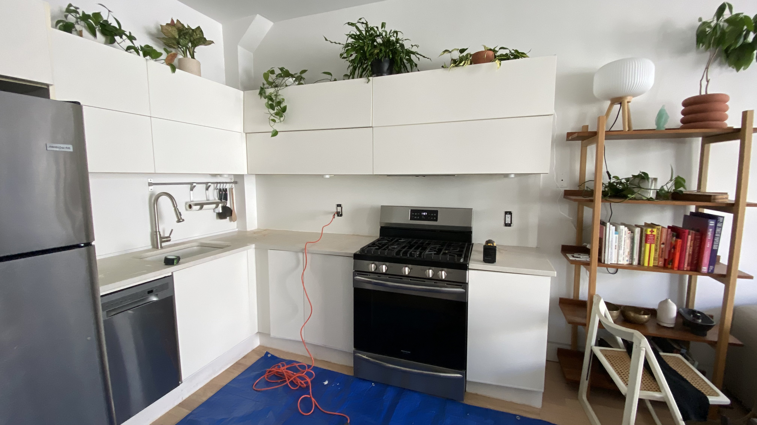 Professional kitchen backsplash installation in New Jersey. Ceramic, porcelain, marble and mosaic tile with precise installation and clean finishes design build