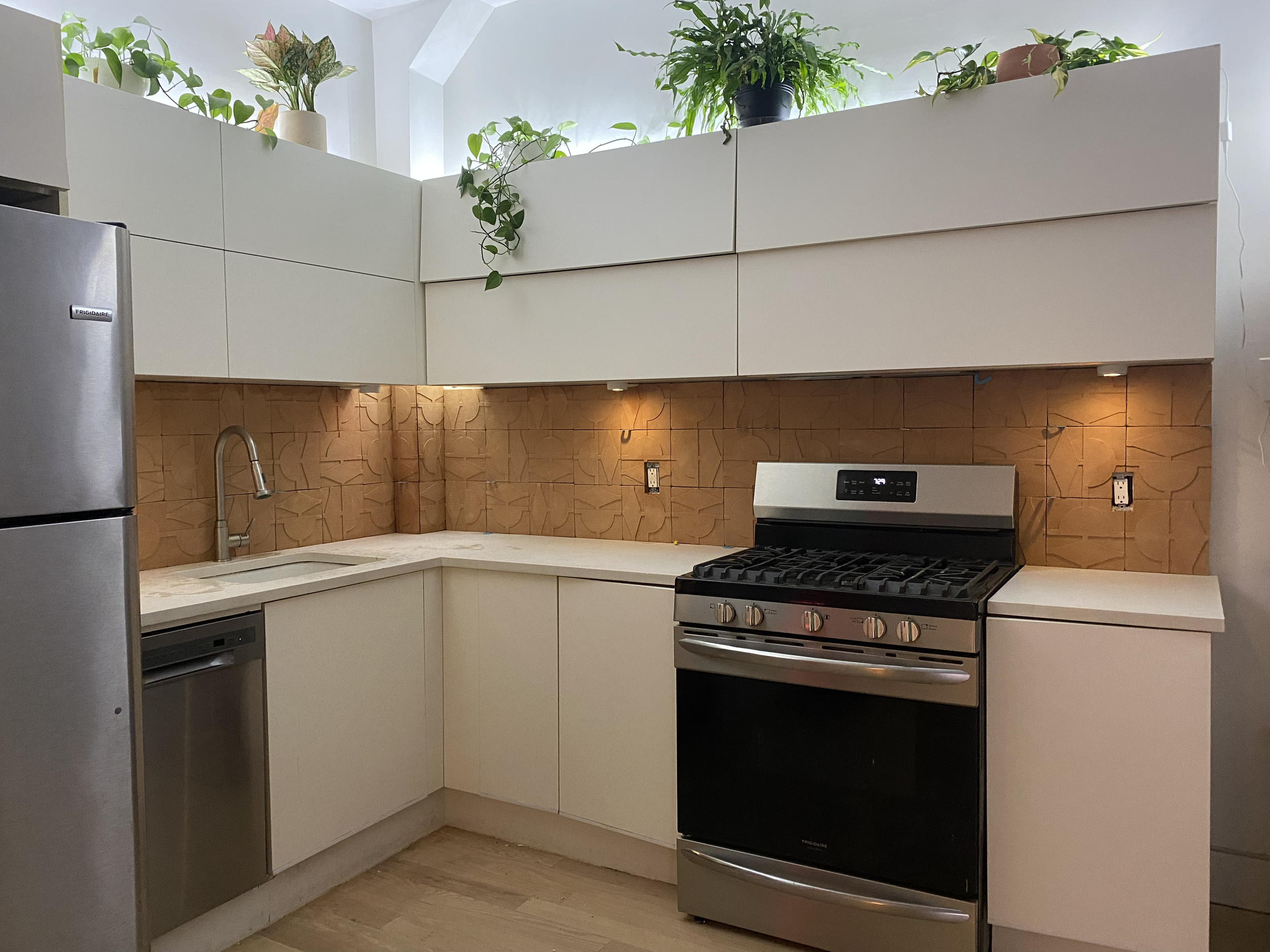 Professional kitchen backsplash installation in New Jersey. Ceramic, porcelain, marble and mosaic tile with precise installation and clean finishes design build 