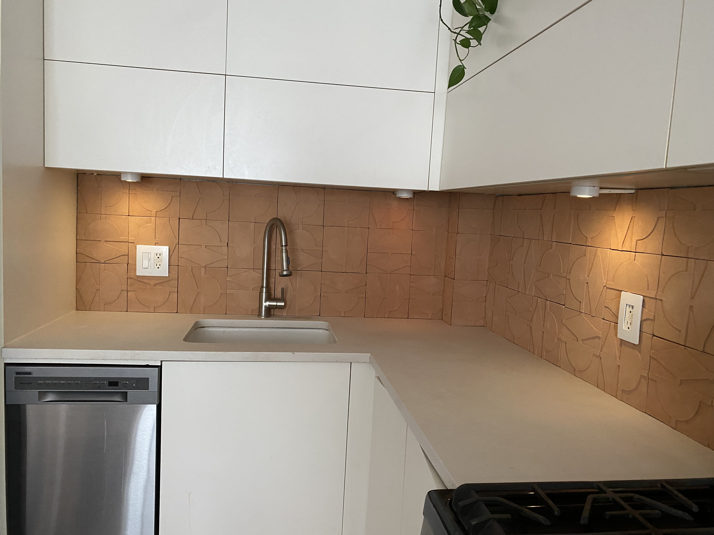 Professional kitchen backsplash installation in New Jersey. Ceramic, porcelain, marble and mosaic tile with precise installation and clean finishes design build