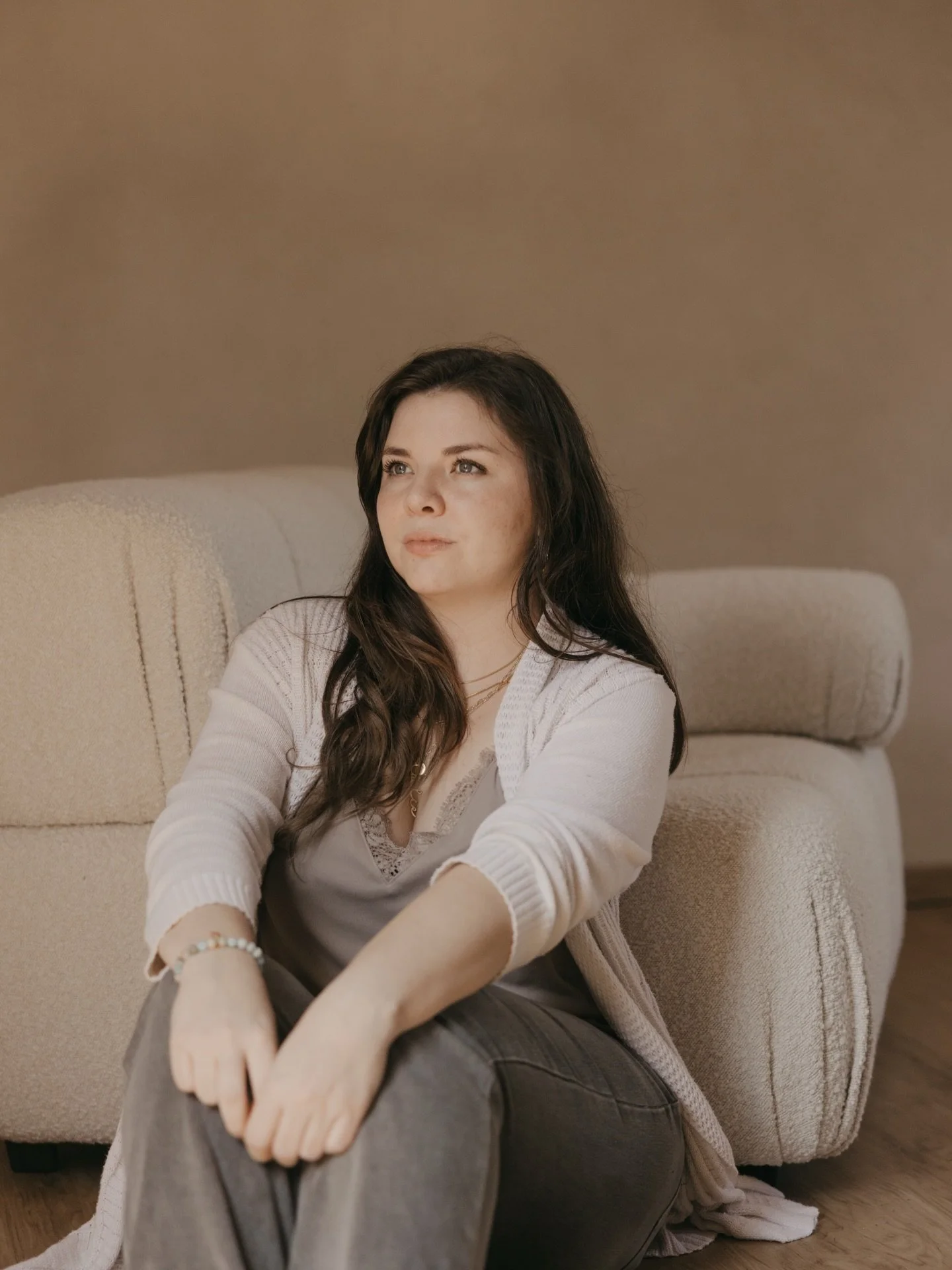 Detr&aacute;s de cada proyecto de Refugio Interior Estudio hay una historia, una pasi&oacute;n, y un profundo deseo de conectar, y esta es mi historia&hellip;

Soy Juliette Gutierrez, directora creativa de Refugio Interior Estudio, estudi&eacute; Arq