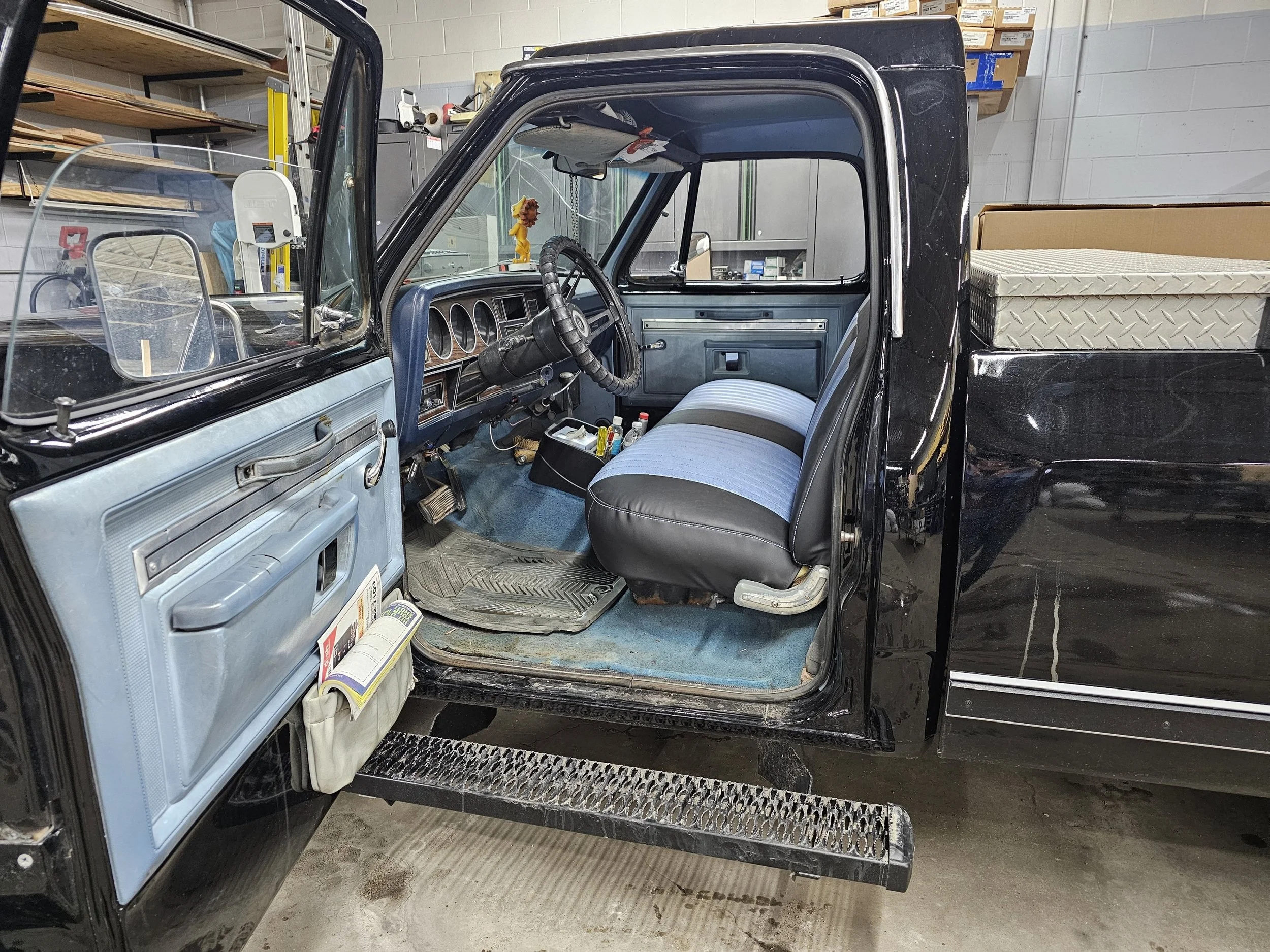 1983 Dodge Bench w Lt Blue Leather inserts (4).jpg