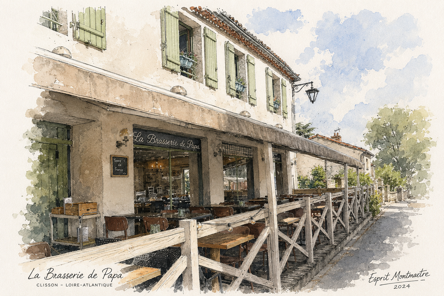 La terrasse, des tables en bois et des chaises, dans une ville française. Le bâtiment a des volets verts, une enseigne 'La Brasserie de Papa' et des fenêtres avec des fleurs. La scène est en style aquarelle avec un ciel partiellement nuageux.