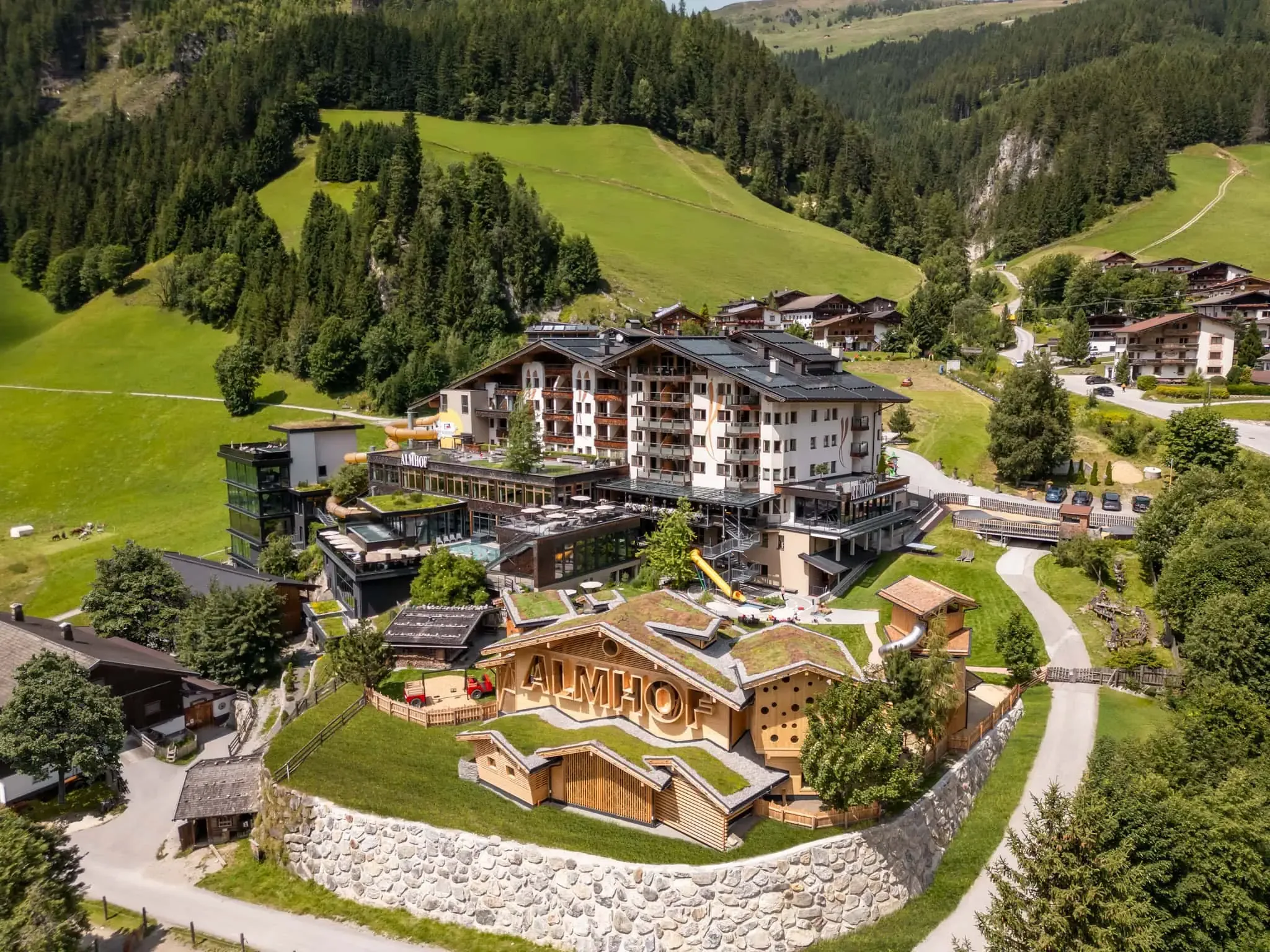 Hotel-Almhof-Vogelperspektive-Gesamtansicht-Hotel-und-Gerlos-Gmuend (1).webp