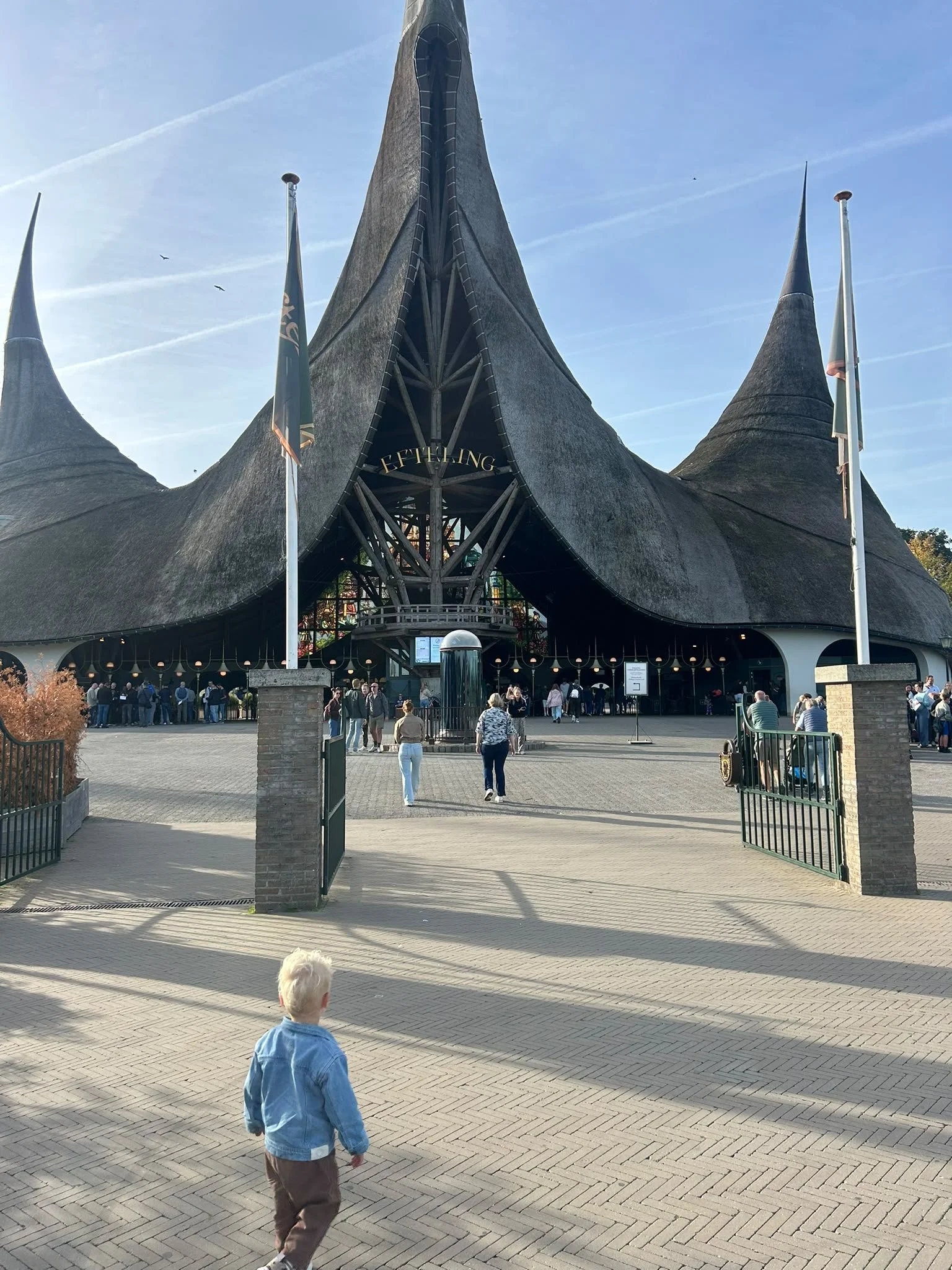 Efteling met een peuter: onze eerlijke tips na een dag met kleine kids (+ 1 mega tip die bijna niemand kent)