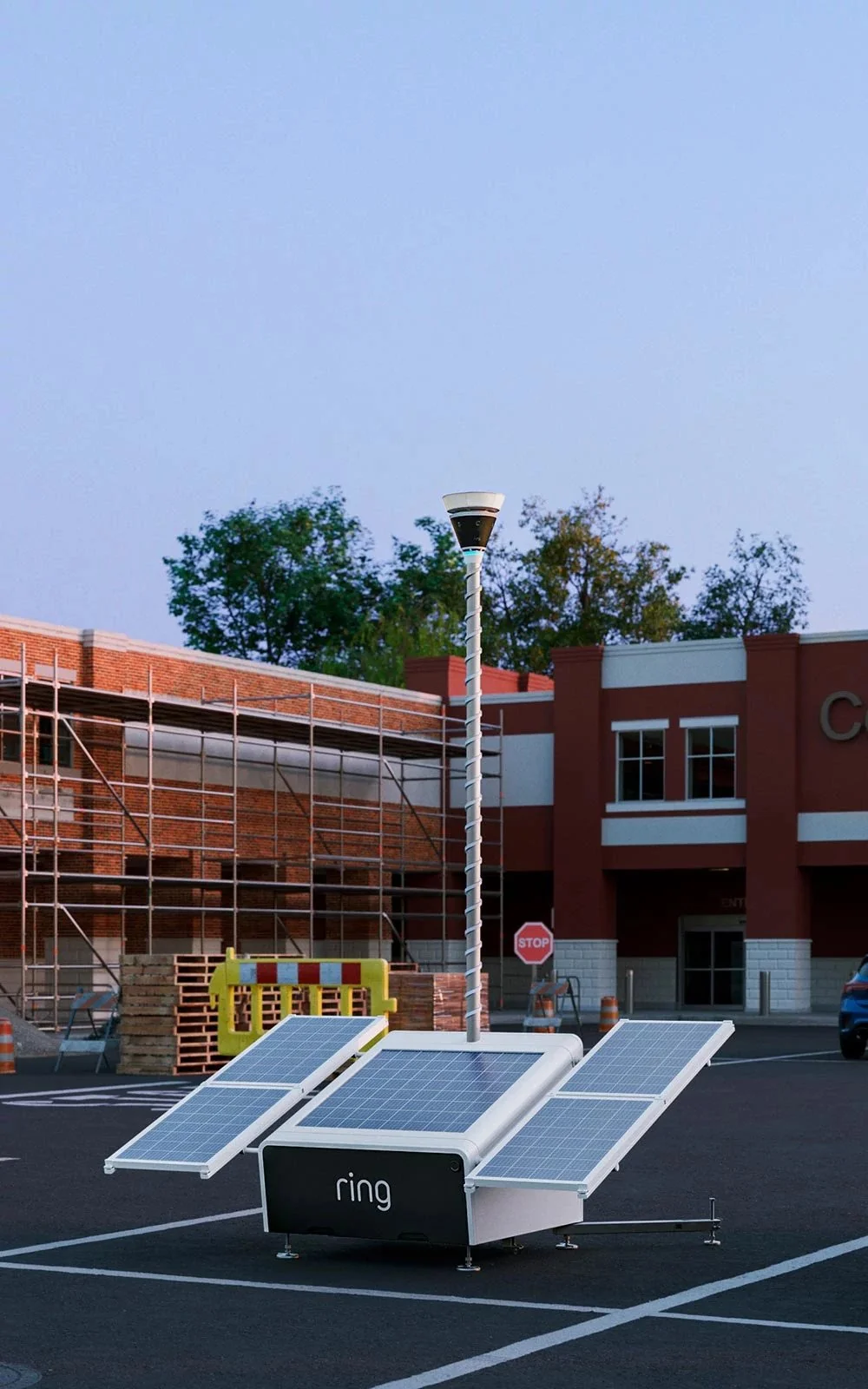 20260420_lifestyle_mobilesecuritysystem_ringelite360_solarpanels_mall_construction_dusk_RGB_1000x1600.jpg