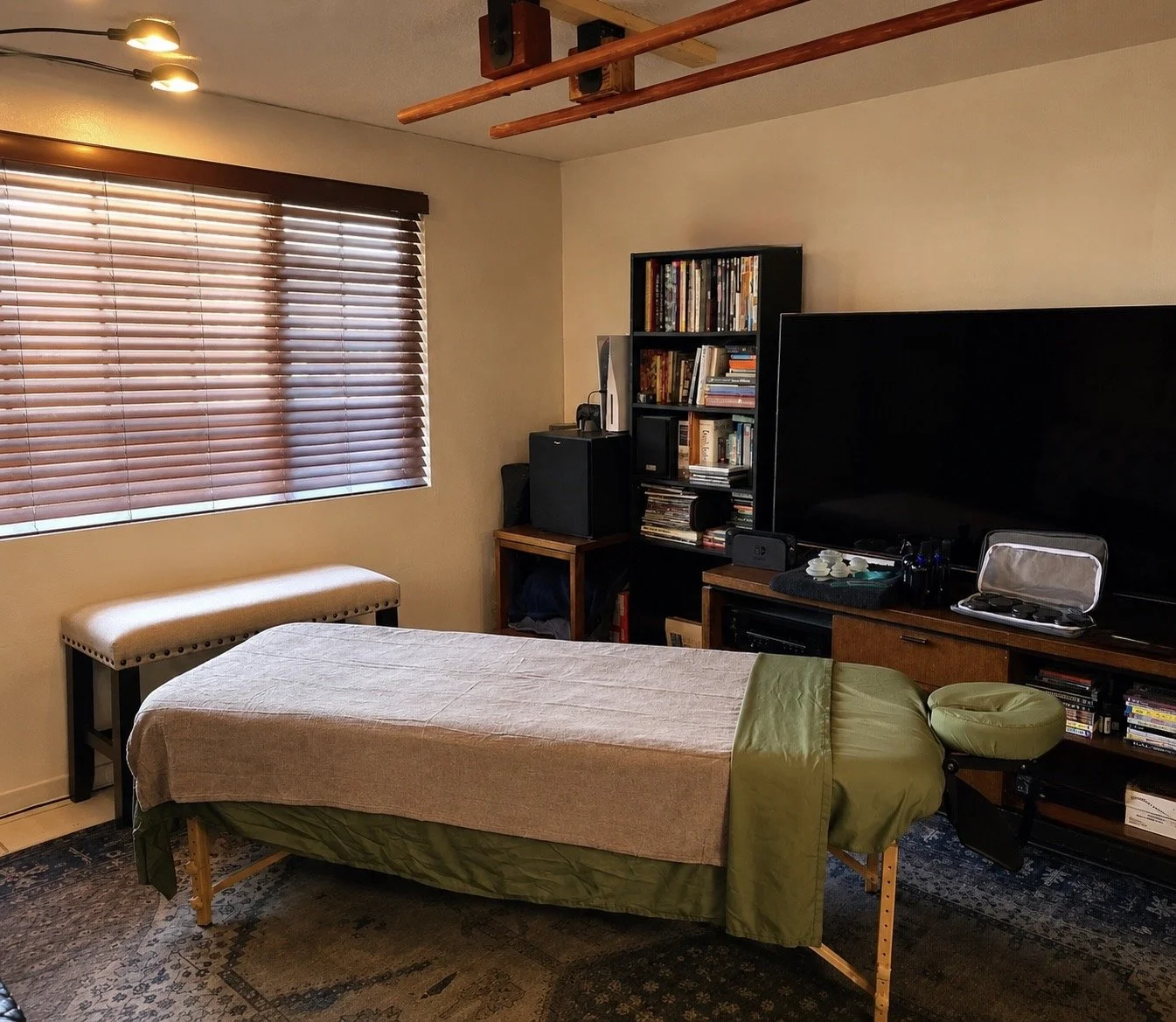 mobile massage, massage therapist, relaxing, deep tissue massage, sports massage, myofascial massage, hot stone, therapeutic, aromatherapy, gua sha, muscle, Ashiatsu, chiropractic adjustment, chiropractor, acupuncture, holistic, alternative medicine