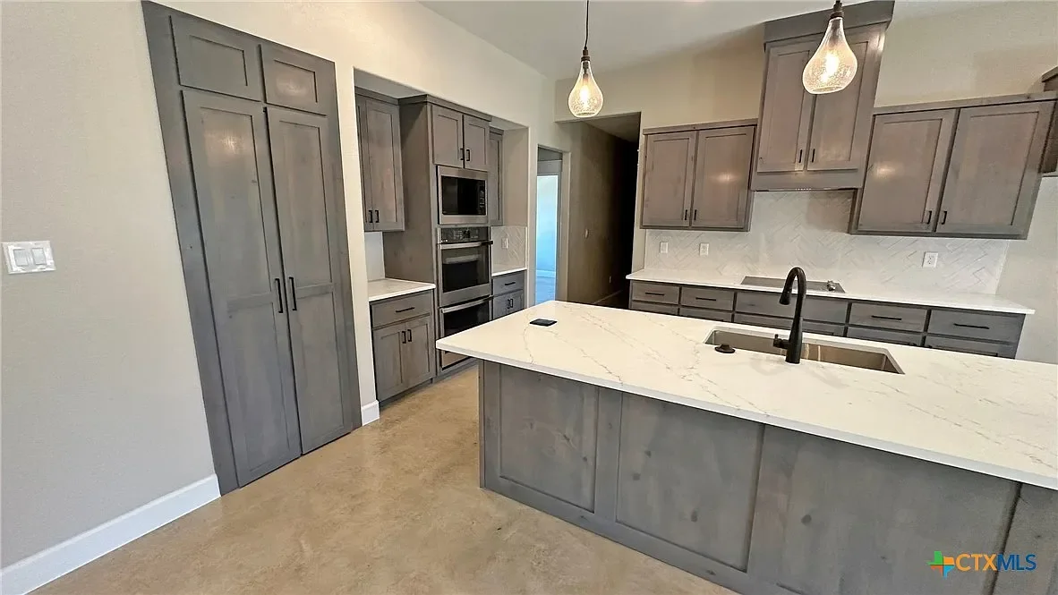 Kitchen 2.webp