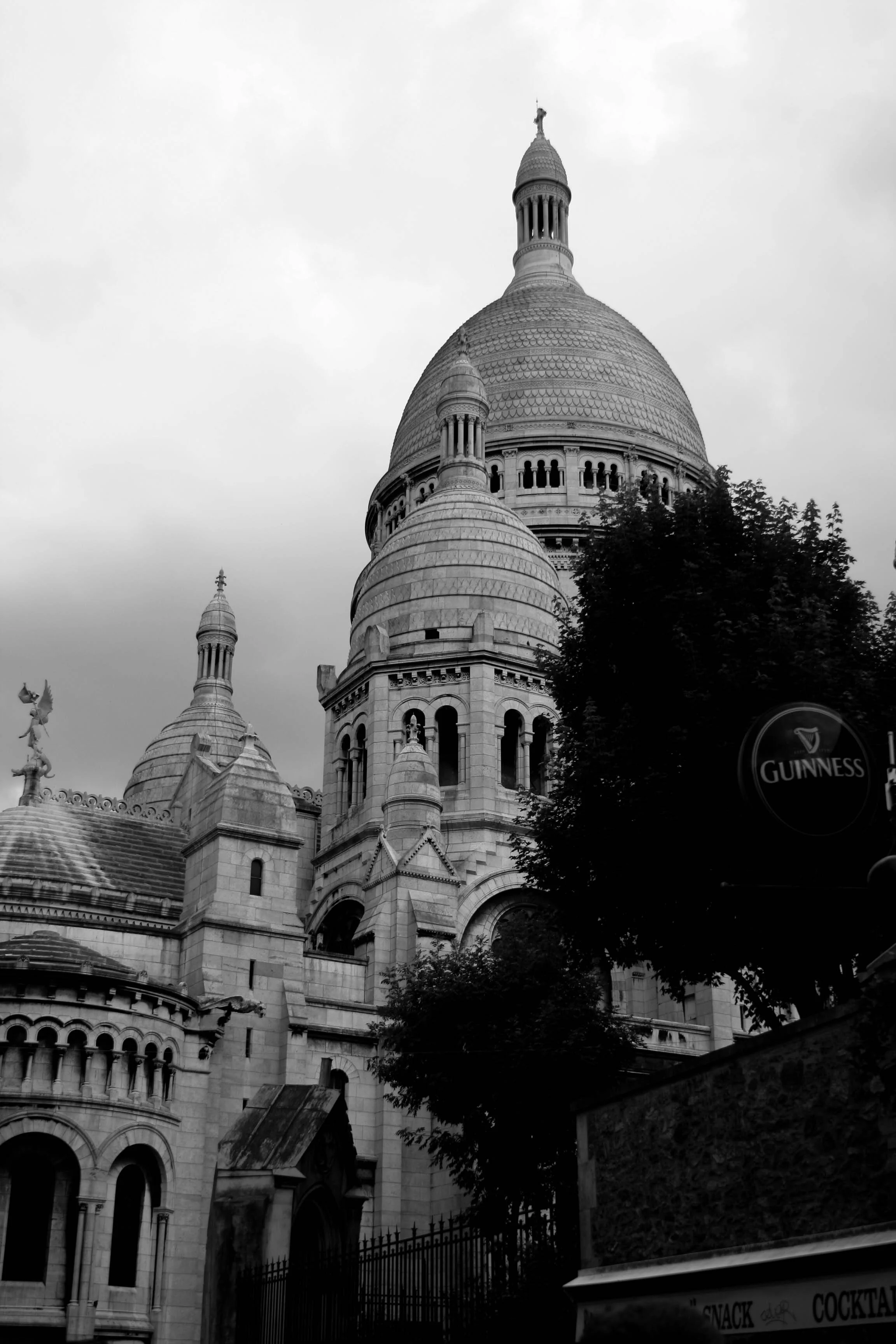 Black and white image of Sacre Coeur in Paris, France
