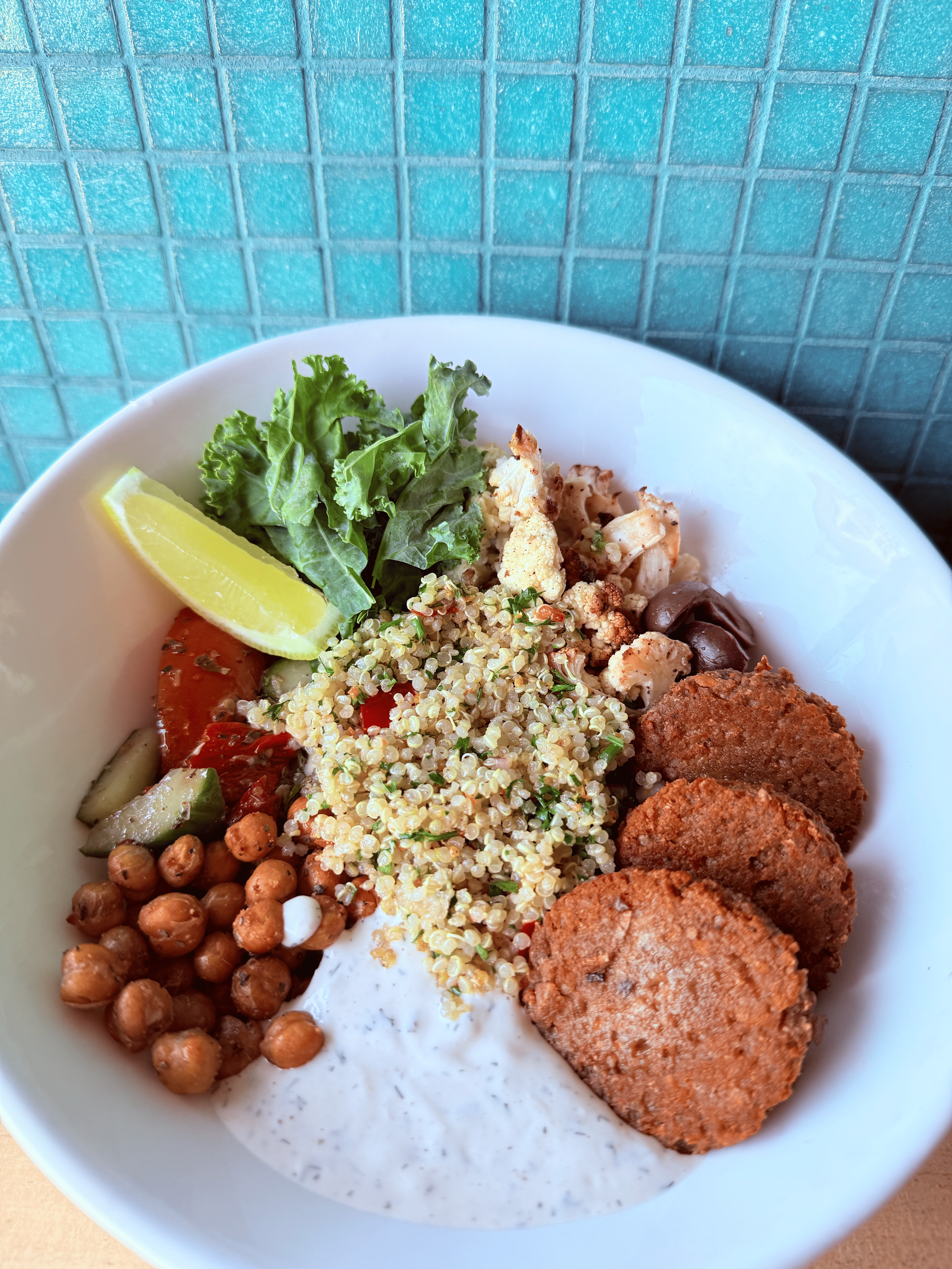 Three falafels, grain & quinoa salad, sprouts, pickled cabbage, spiced green goddess dressing, roasted kale, carrot, radish.
Valley Bowl