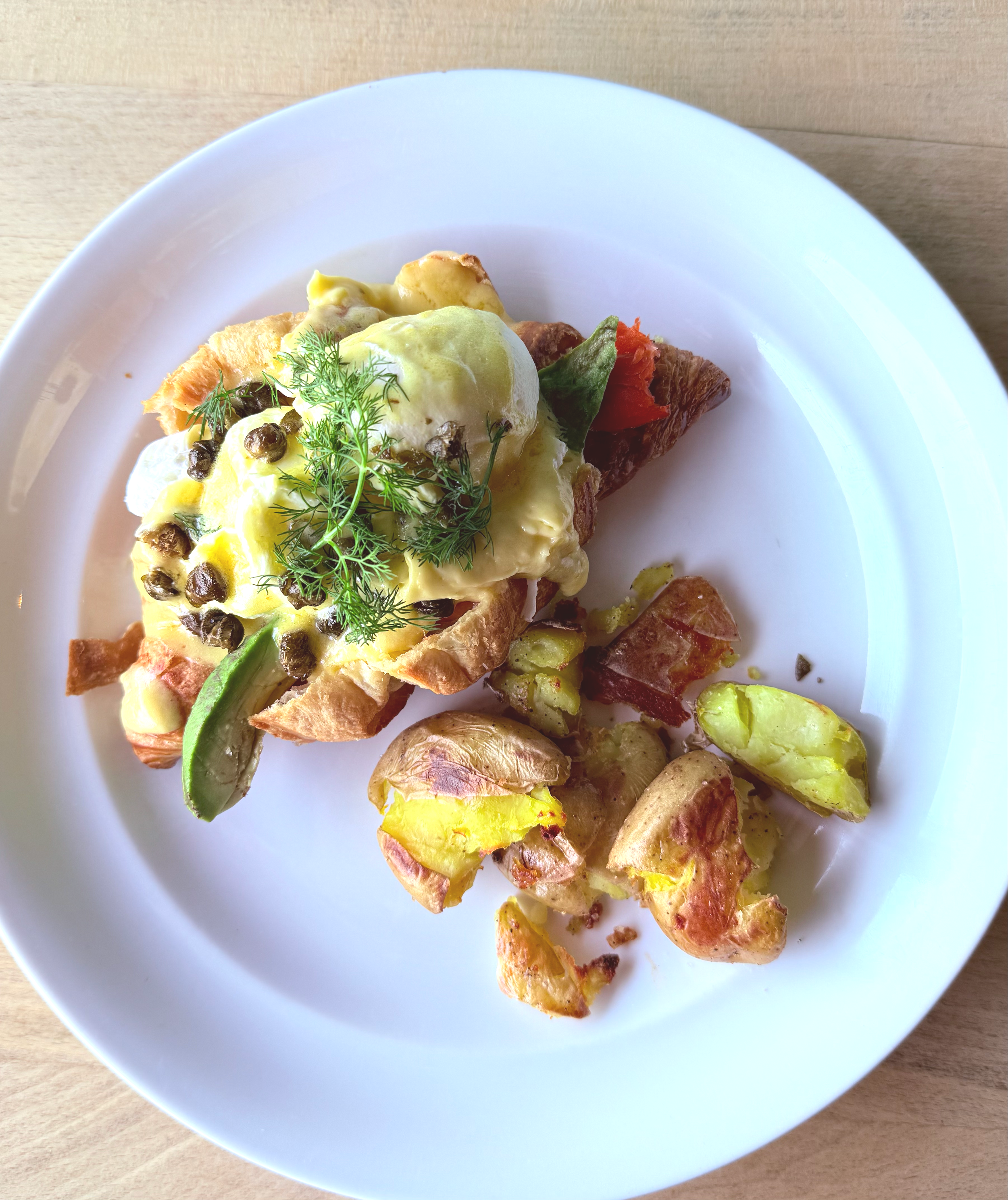 Westcoast Benny
Local poached eggs, salmon lox, avocado on a croissant, hollandaise with capers & fresh dill served with breakfast potatoes.