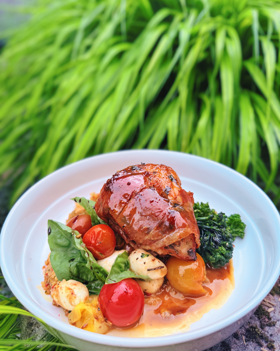 Chicken Capresse
Herbed marinated local chicken breast,  prosciutto, tomato & bocconcini, sofrito quinoa, fresh basil & balsamic.