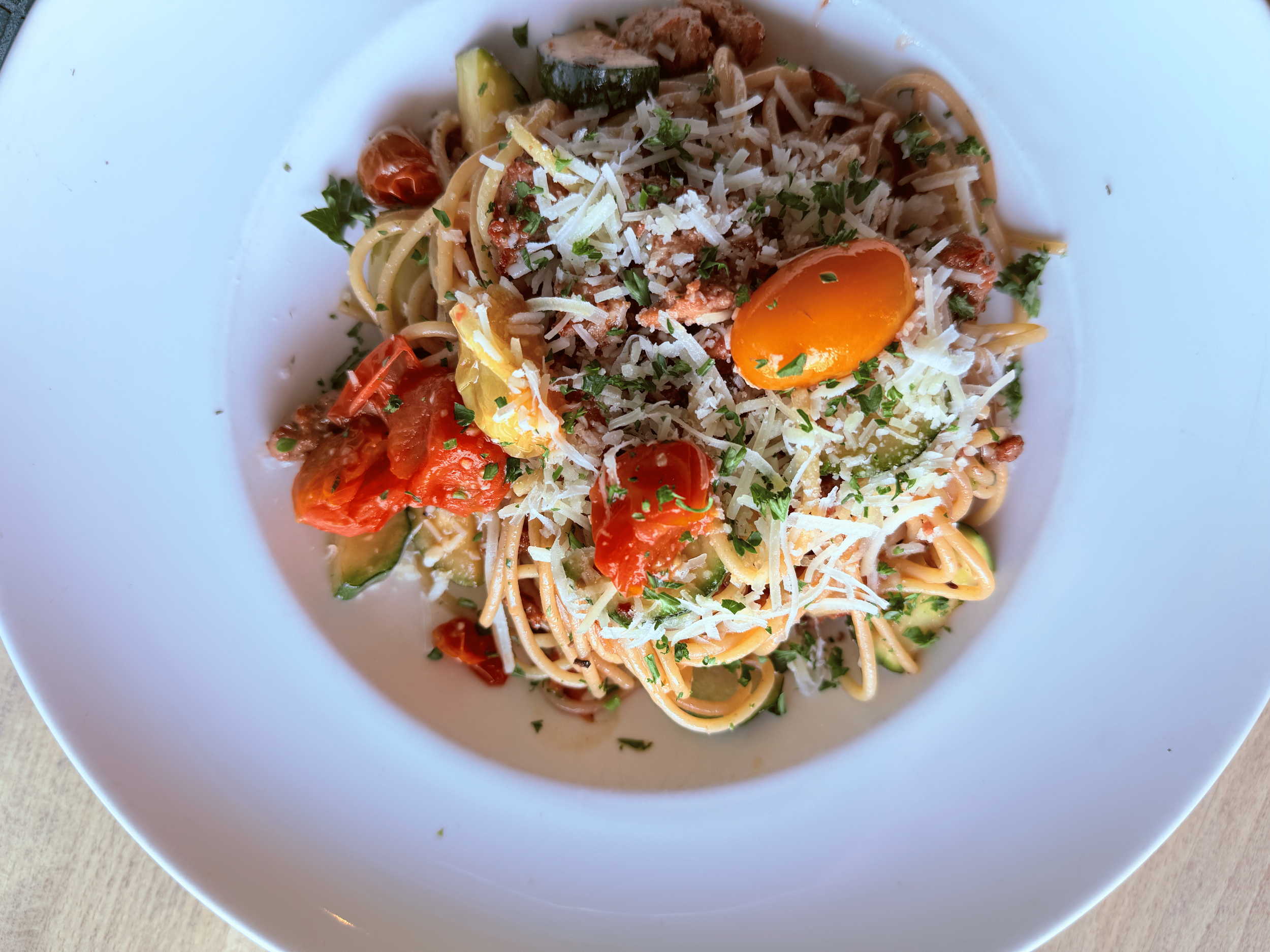 Spaghetti Fresco
Confit garlic & tomato, parsley, citrus chili butter sauce, zucchini & sausage.