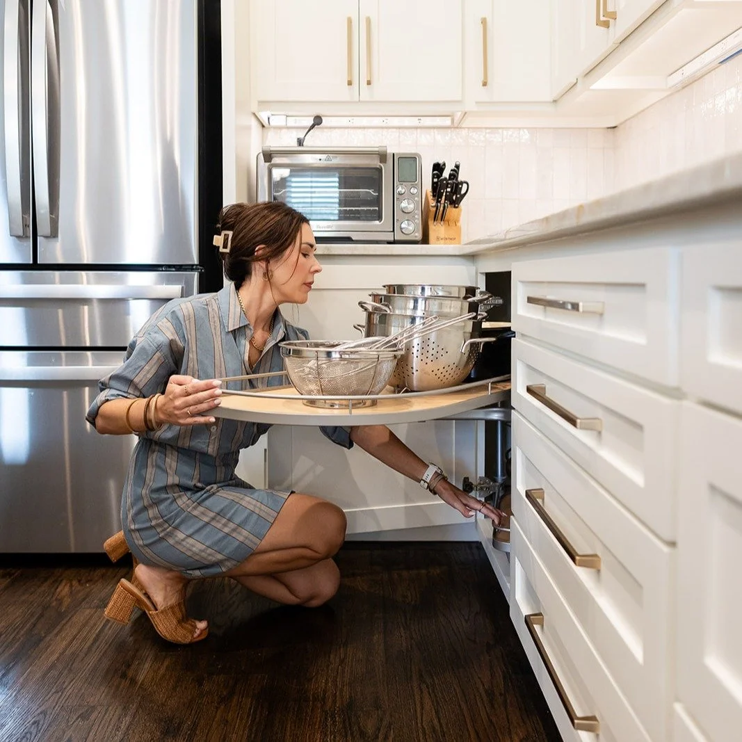 Intentional design. I will never stop saying it! Yes I love pretty things, but I always want to make sure the design is intentional, functional AND pretty.

In this kitchen, we were not going to let a blind corner waste ANY space. This @kesseboehmer_