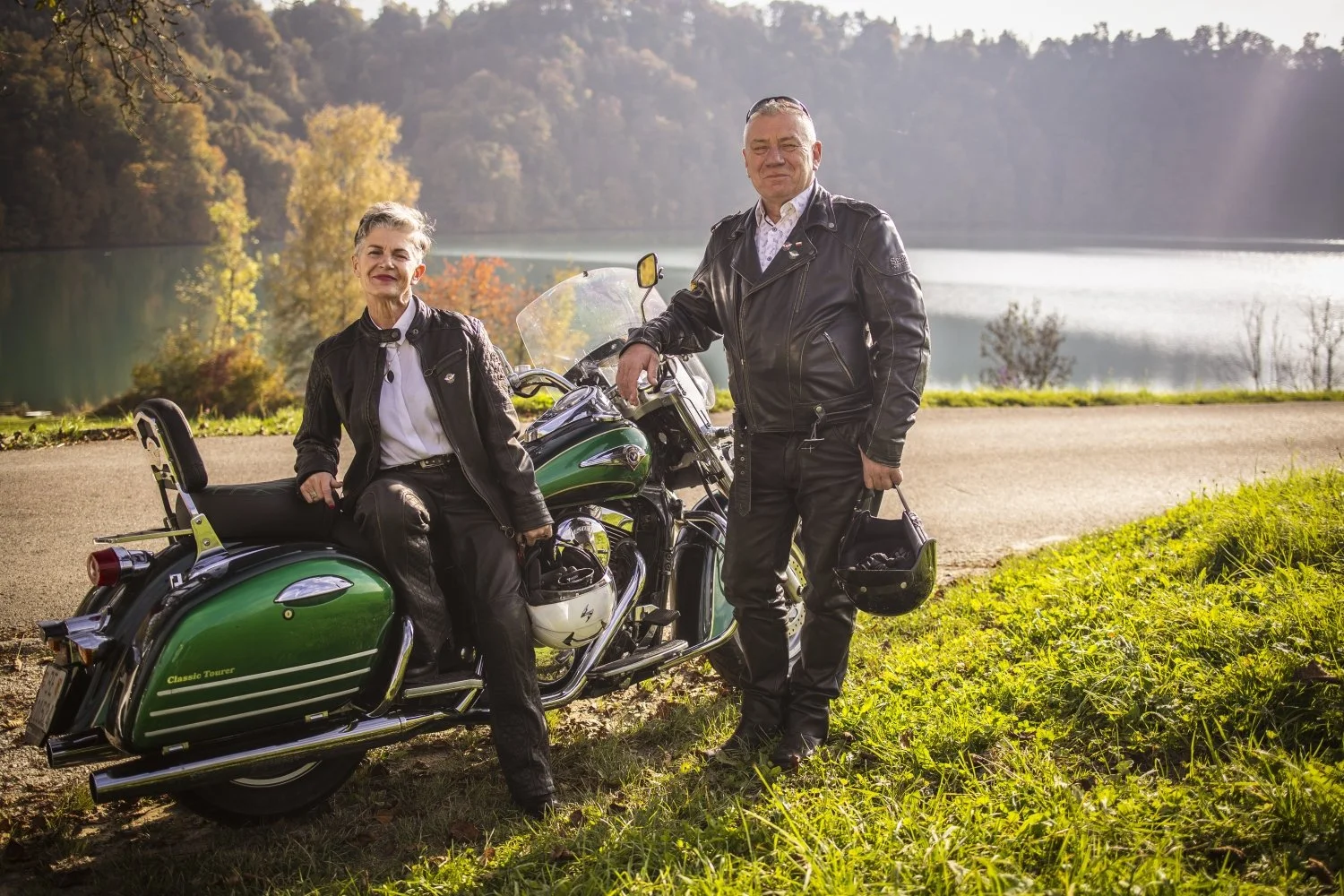 Natürliches Outdoor-Foto eines Paares mit Fahrrad am See, aufgenommen in einer ruhigen und sonnigen Landschaft.