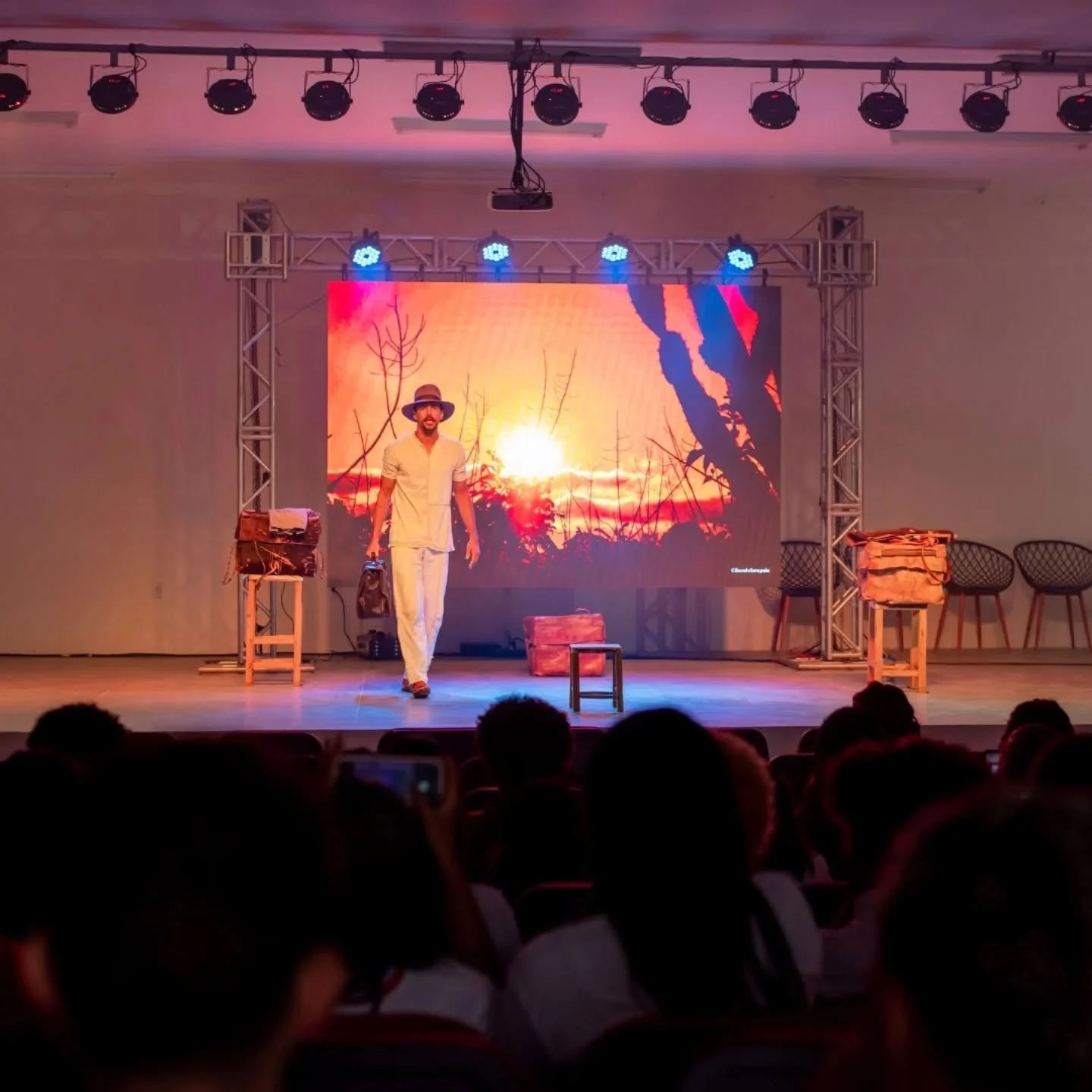 🌵 Hoje teve A Travessia do gr&atilde;o profundo no Semin&aacute;rio "Desafios do Abastecimento de &aacute;gua no semi&aacute;rido", promovido pela Embasa na Semana da &Aacute;gua no Teatro Ata&iacute;des Ribeiro.

🎭 Mais uma vez Zinho con
