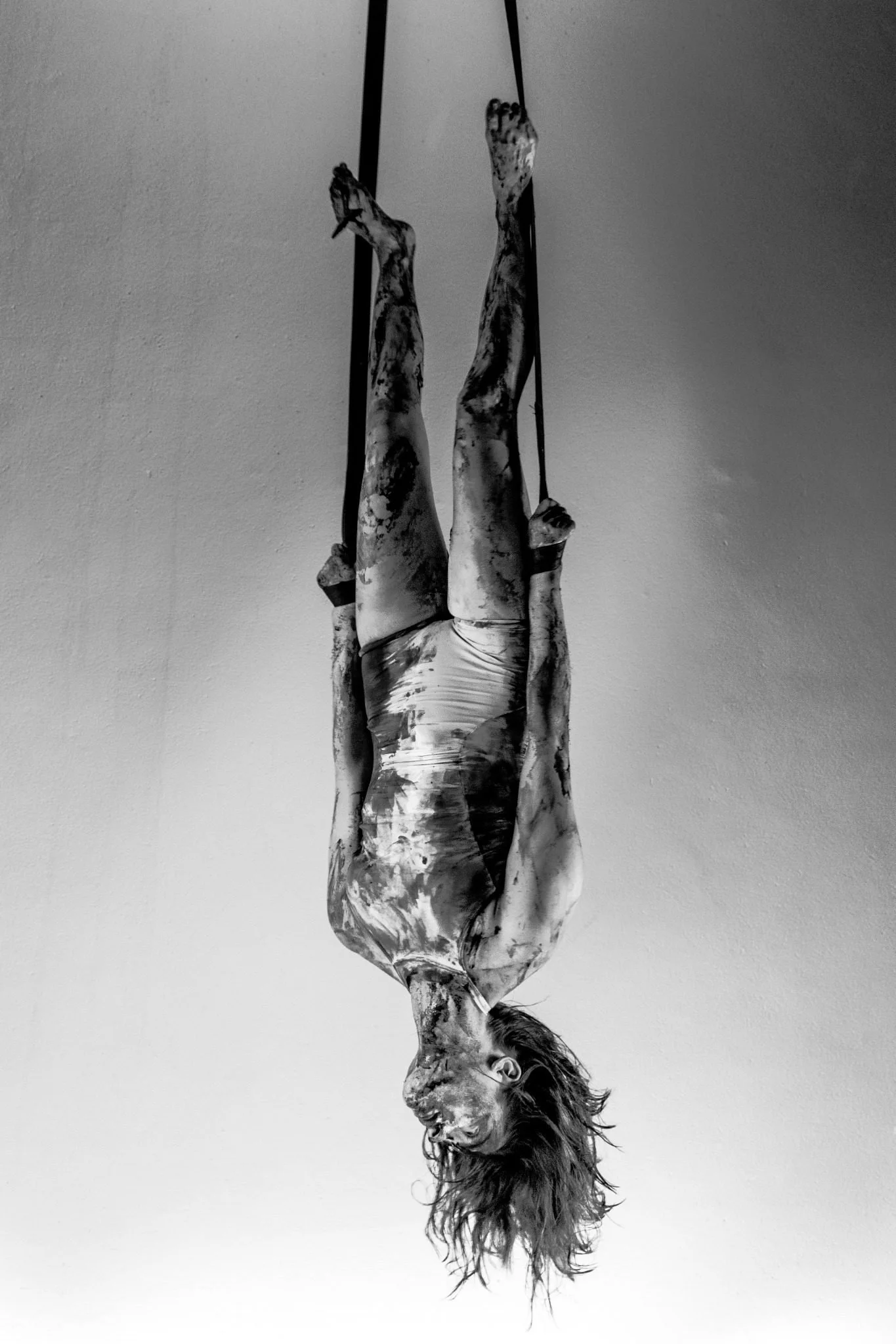 Amaya Delgado Remirez de Ganuza artista multidisciplinaria contemporanea danza retrato en pincel colgante