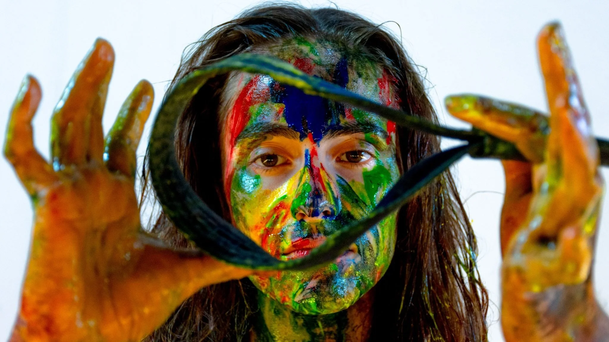 Amaya Delgado Remirez de Ganuza artista multidisciplinaria contemporanea danza retrato en pincel colgante