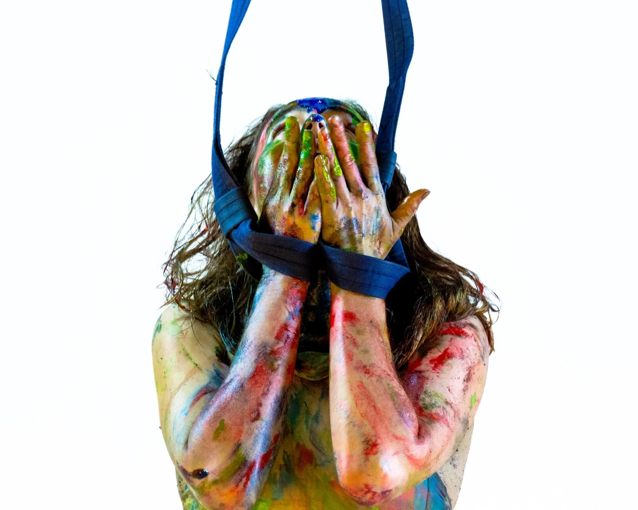Amaya Delgado Remirez de Ganuza artista multidisciplinaria contemporanea pincel colgante obra con pintura