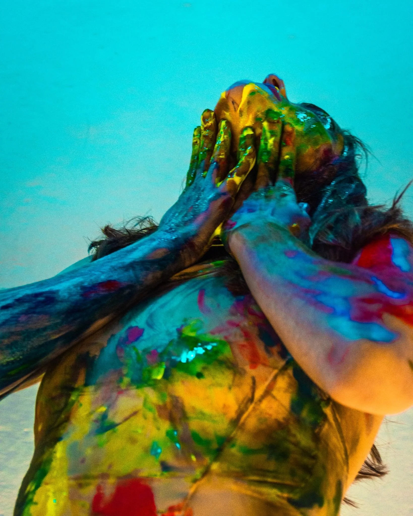 Amaya Delgao Remirez de Ganuza artista multidisciplinaria en danza pintura pincel colgante y arte escénica