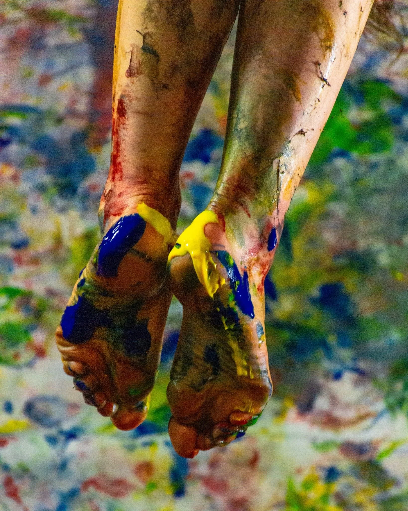 Amaya Delgao Remirez de Ganuza artista multidisciplinaria en danza pintura pincel colgante y arte escénica obra pies en proceso 