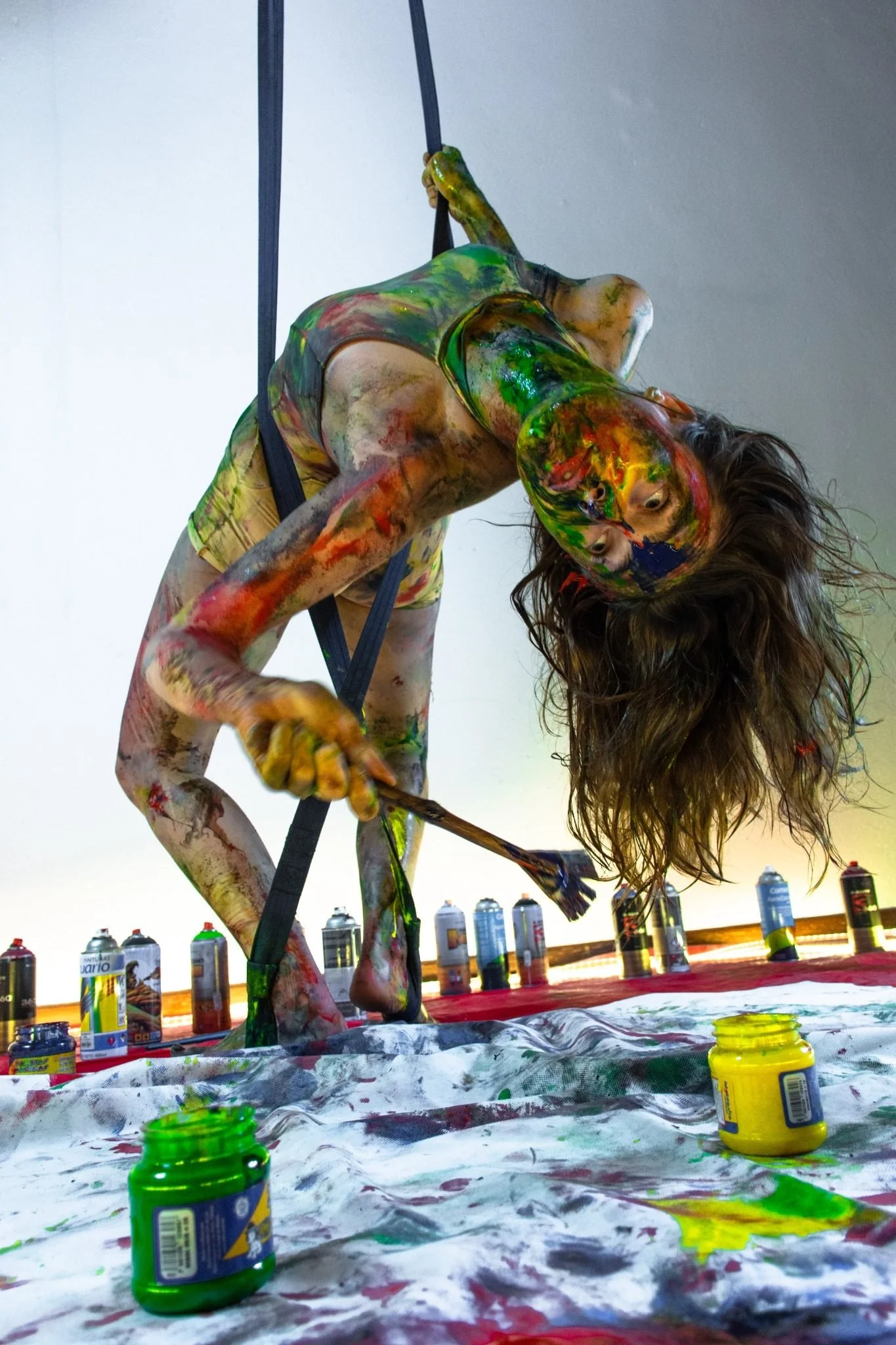 Amaya Delgado Remirez de Ganuza artista multidisciplinaria contemporanea pincel colgante obra con pintura en proceso