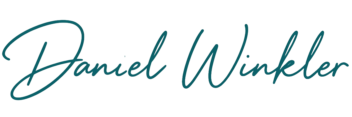 Un unterschriebenes Logo mit dem Namen "Danie Winkler" in handgeschriebener Schrift auf schwarzem Hintergrund.
