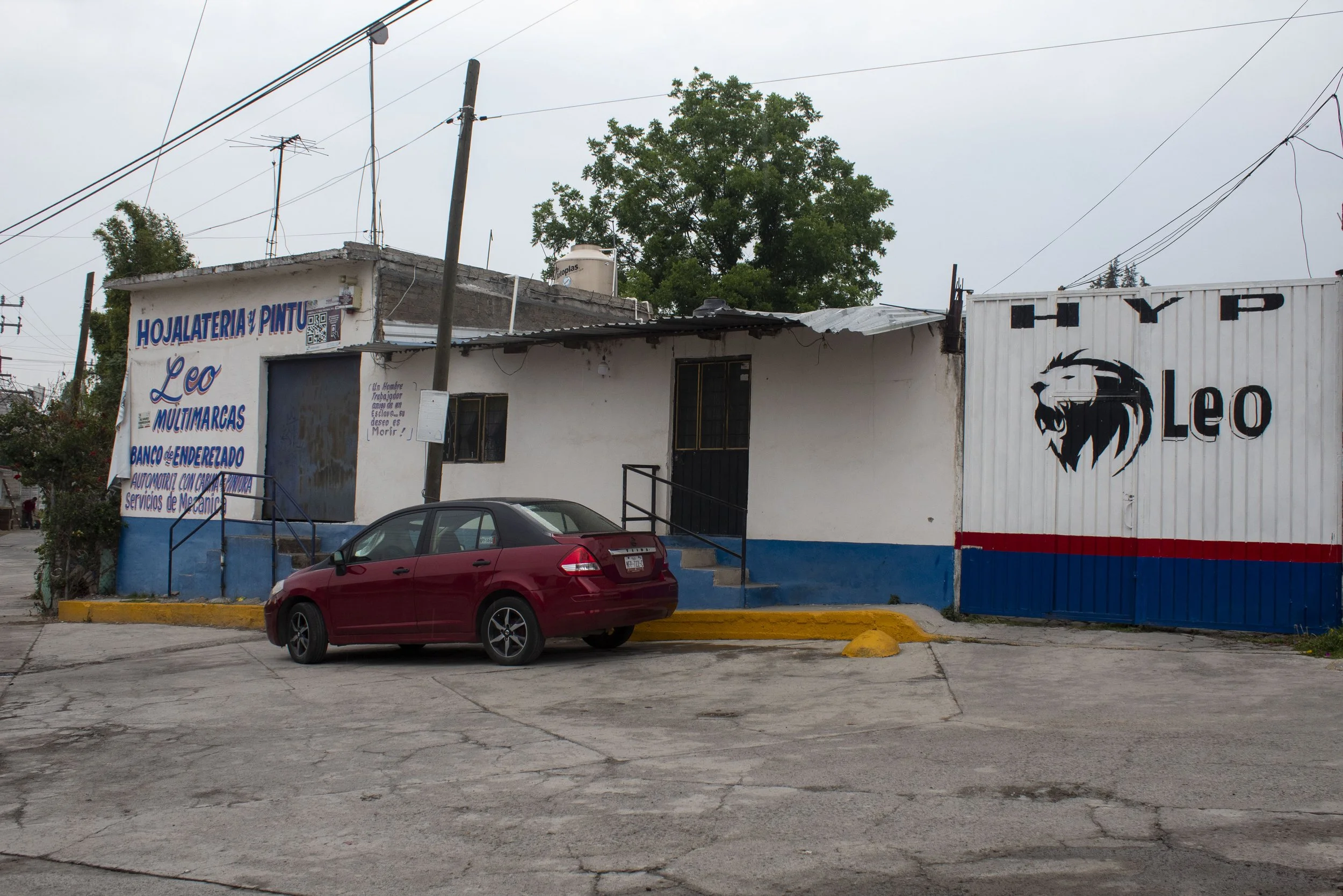 Fachada del local de Hojalateria y pintura leo