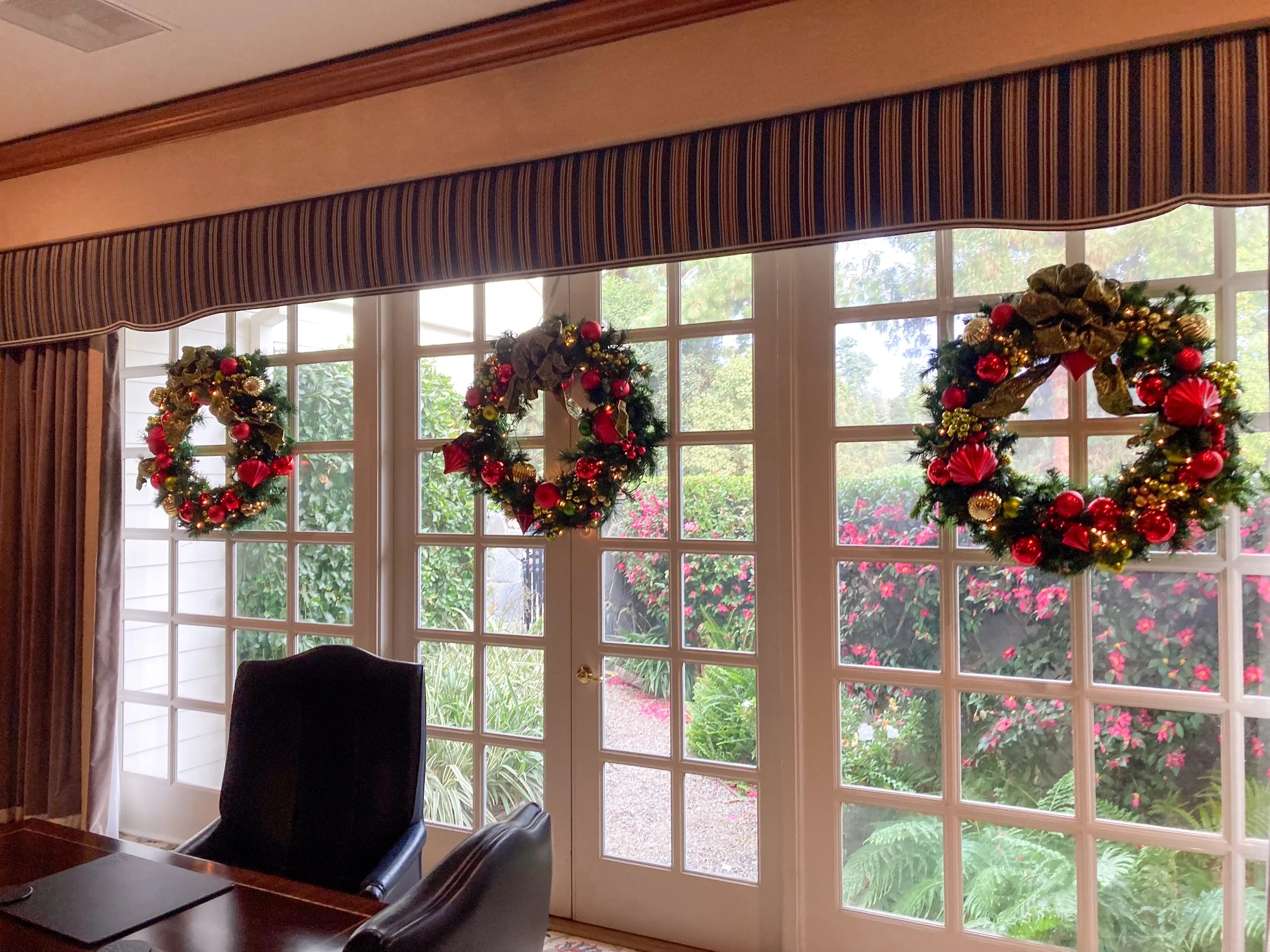 [wreath] 